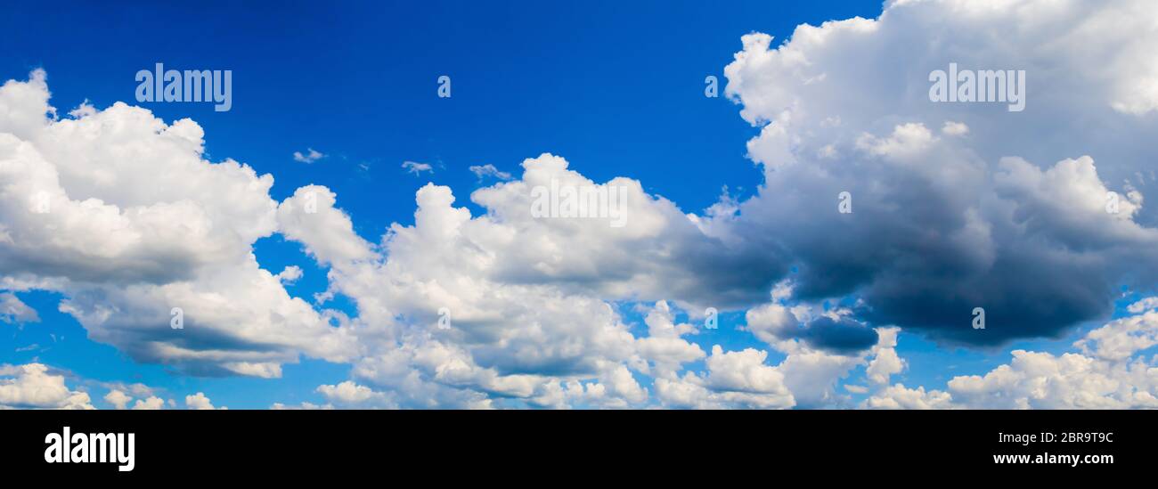 cielo blu panoramico e nuvola in estate splendido sfondo Foto Stock