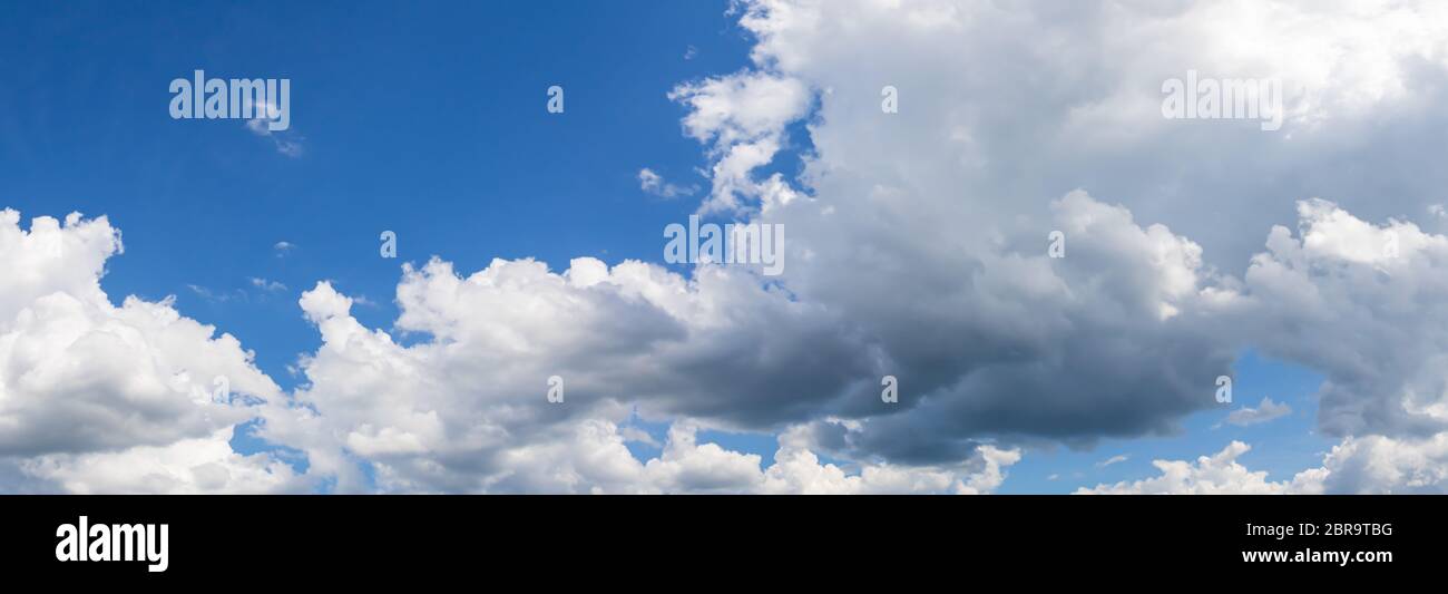 cielo blu panoramico e tempesta nuvolosa in estate splendido sfondo Foto Stock