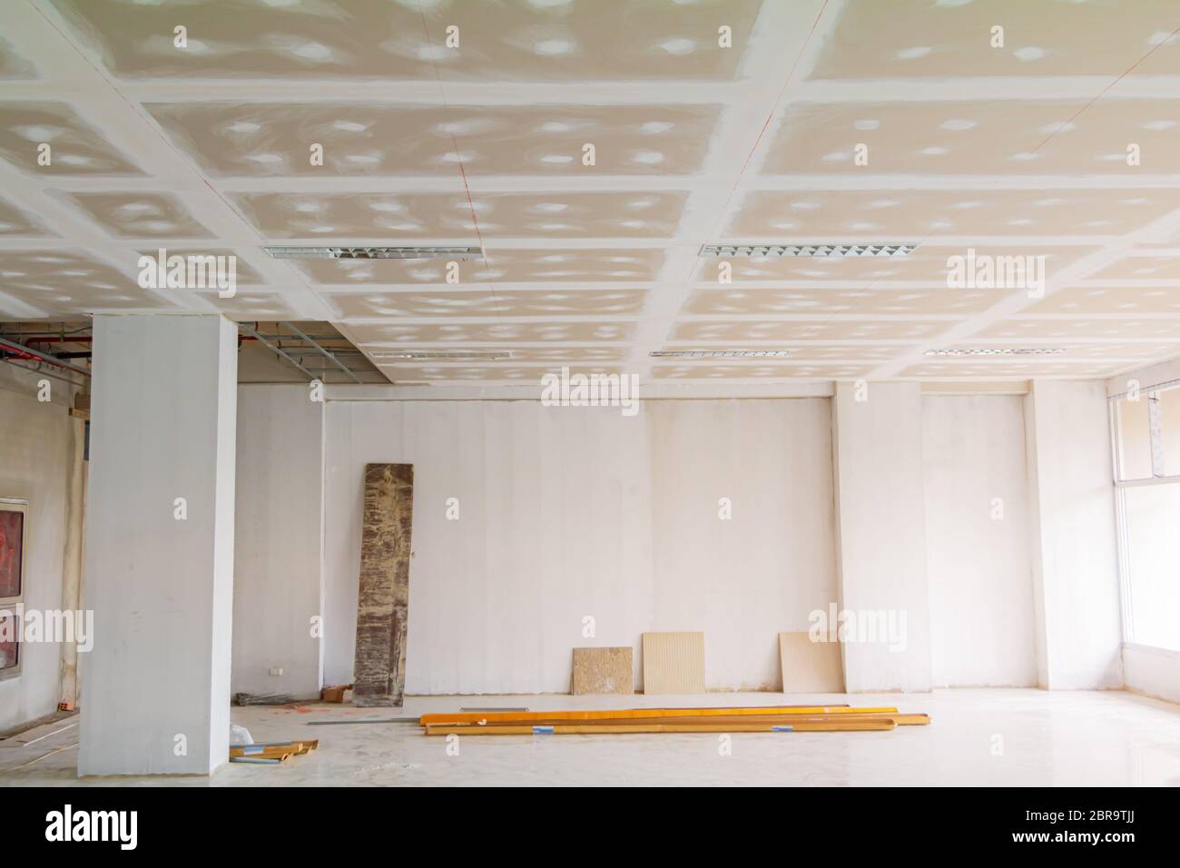 tavola di gesso struttura del soffitto e muro di malta intonaco dipinto fondazione bianco decorare camera interna in cantiere Foto Stock
