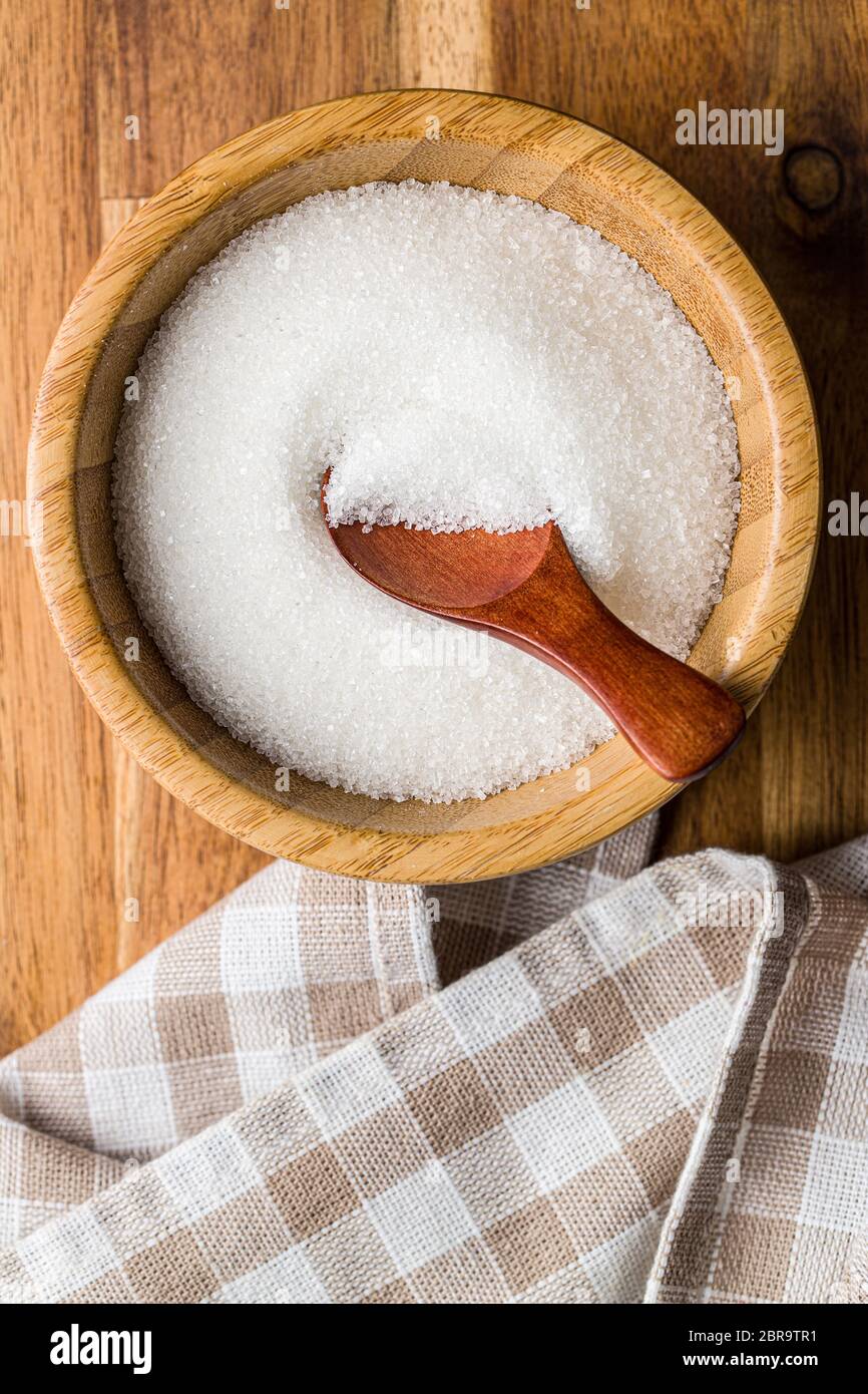 Dolce dello zucchero bianco nella ciotola di legno. Vista dall'alto. Foto Stock