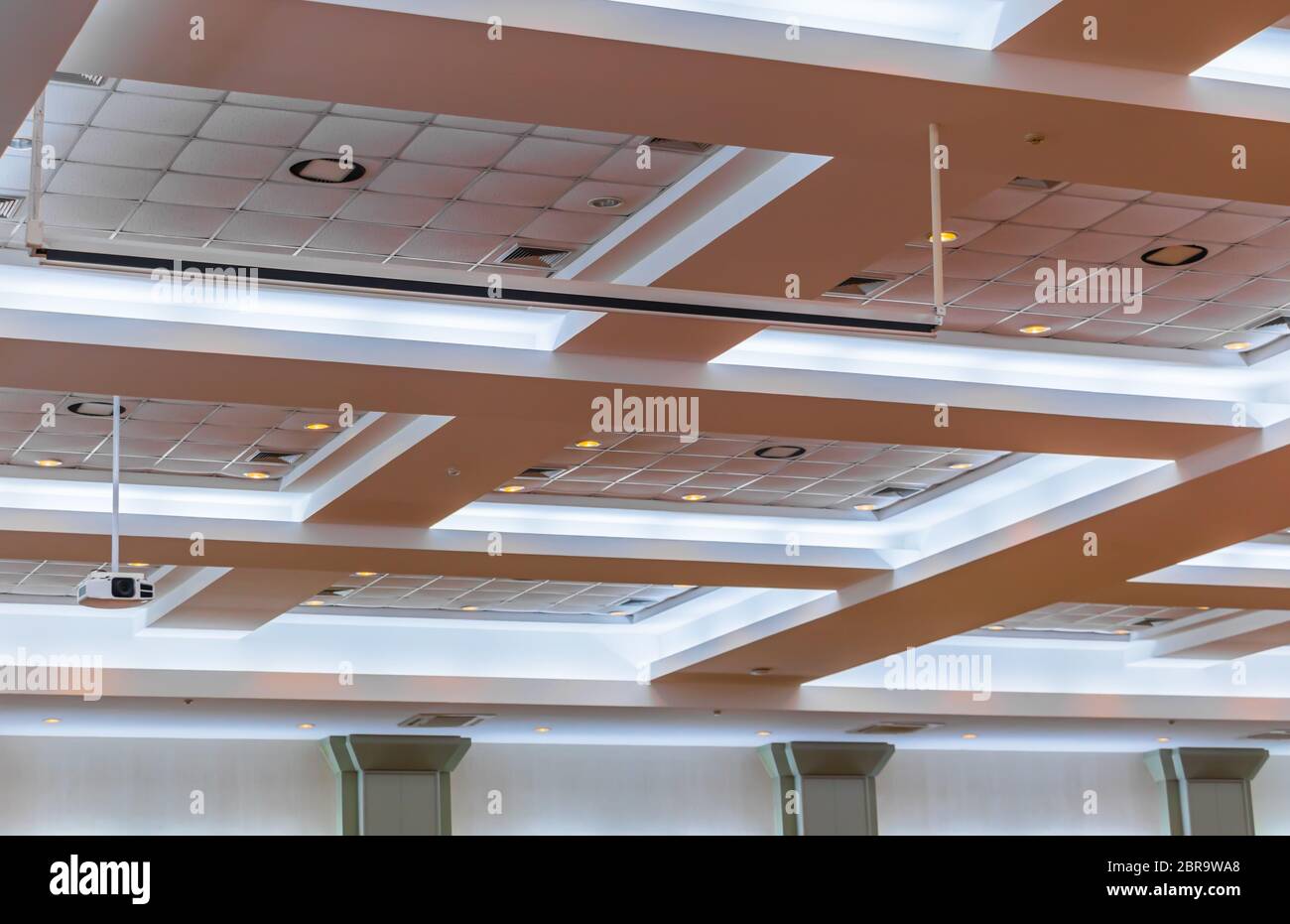 Soffitto in gesso nella sala riunioni scuro dell'edificio degli uffici interni e chiaro al neon Foto Stock