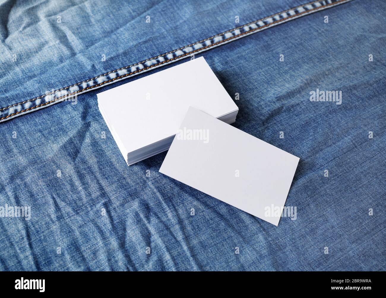 Foto di blank business cards su sfondo denim. Modello per ID. Foto Stock