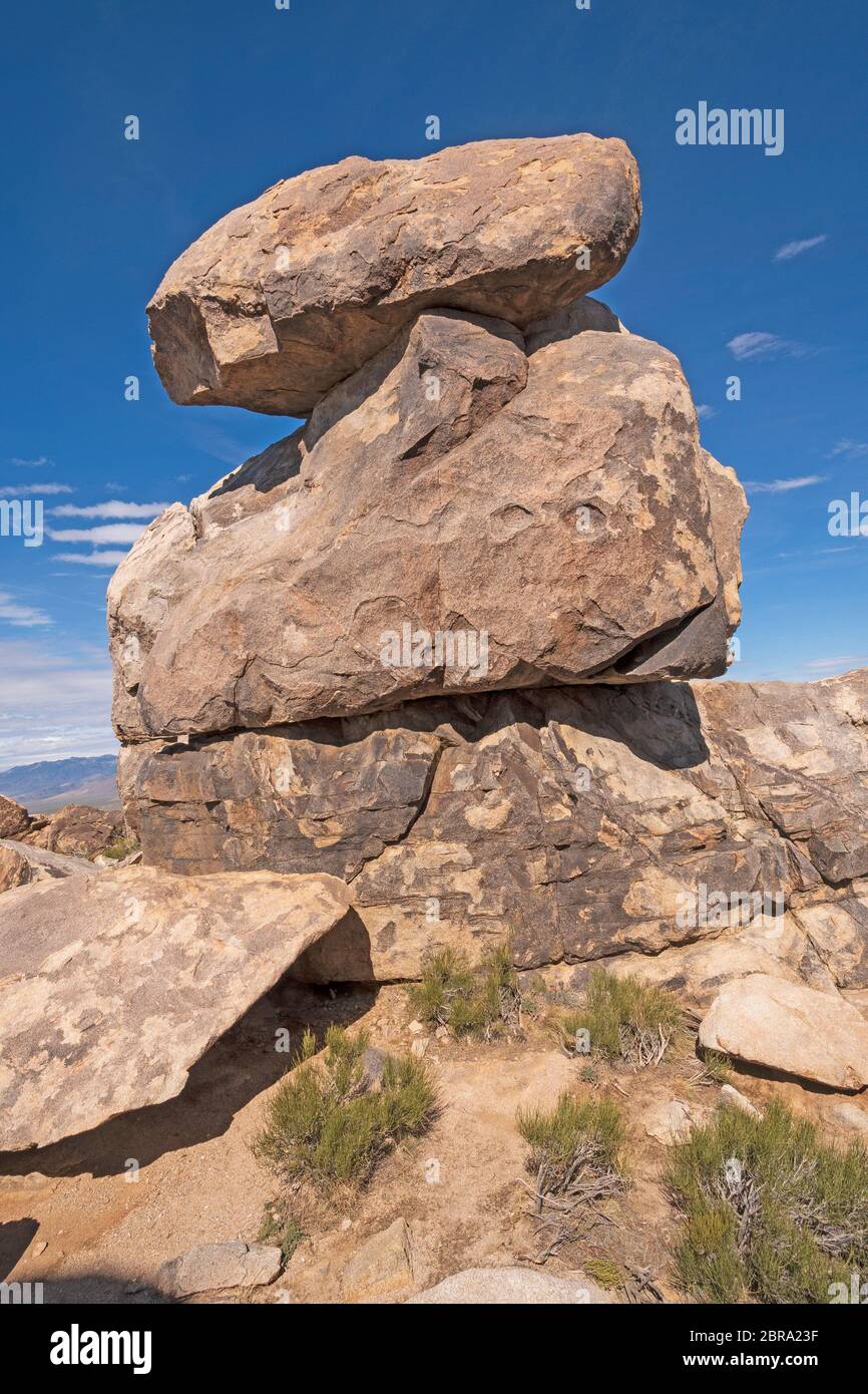 Massi equilibrato sulla cima di una montagna nel deserto su Teutonia picco del Mojave National Preserve in California Foto Stock