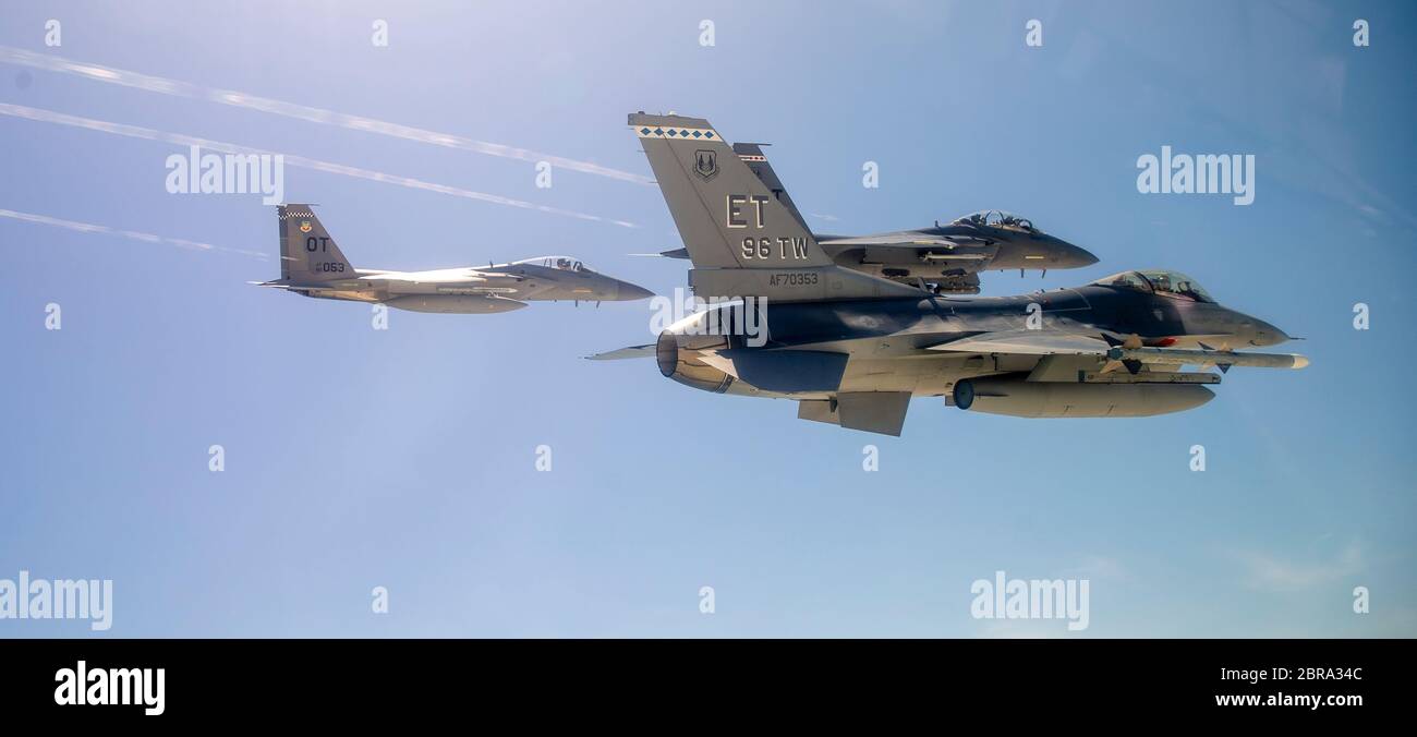 Il 14 maggio 2020, gli F-16 e gli F-15 del 40° Squadron di prova di volo hanno stabilito la loro formazione prima del saluto agli operatori sanitari sulla Costa Smeralda vicino alla base dell'aeronautica di Eglin, Florida. I jet hanno superato 6 diverse posizioni a sostegno di coloro che sono in prima linea nella lotta contro Covid-19. (Foto Air Force di Tech. SGT. John Raven) Foto Stock