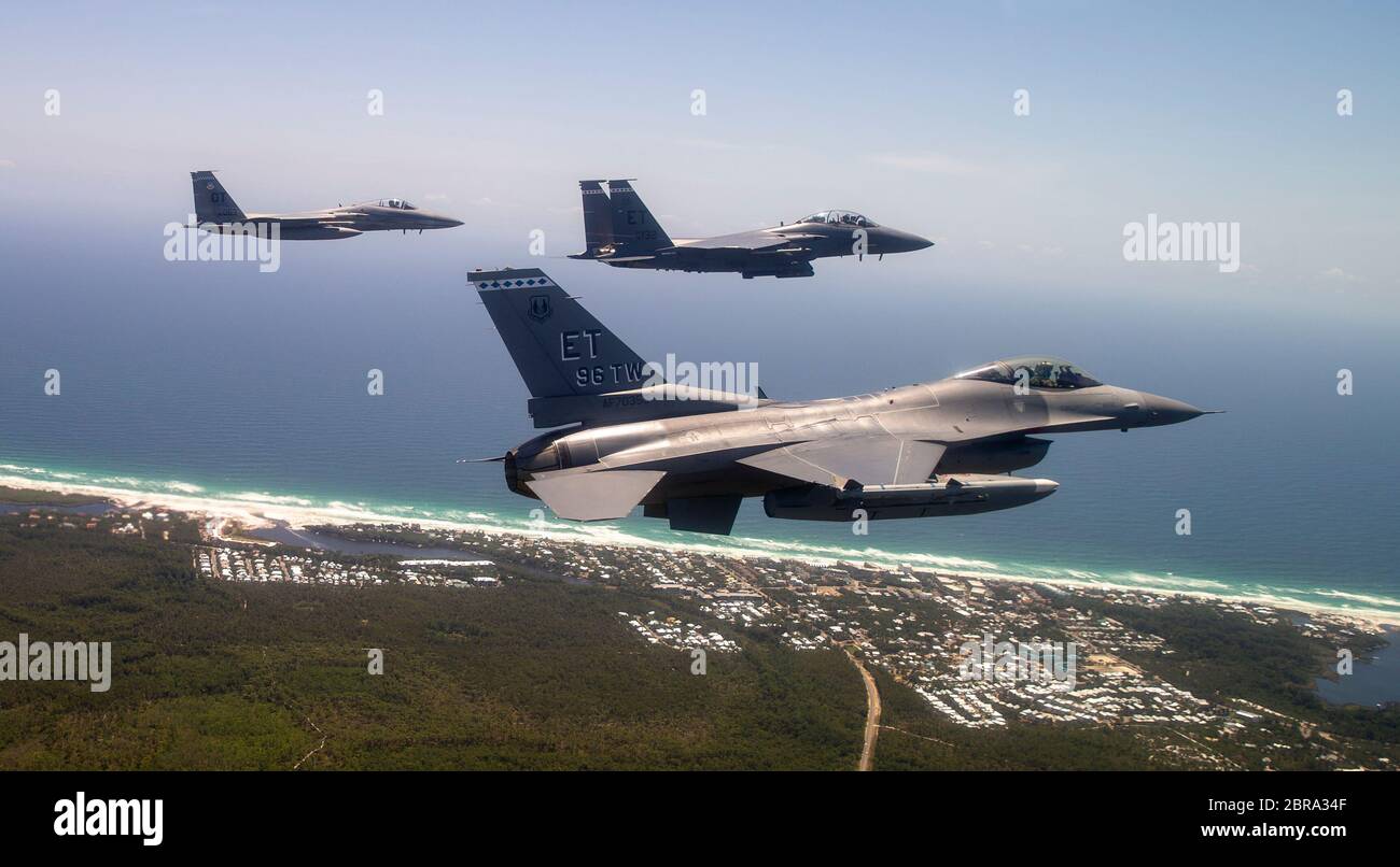 Il 14 maggio 2020, gli F-16 e gli F-15 del 40° Squadron di prova di volo hanno stabilito la loro formazione prima del saluto agli operatori sanitari sulla Costa Smeralda vicino alla base dell'aeronautica di Eglin, Florida. I jet hanno superato 6 diverse posizioni a sostegno di coloro che sono in prima linea nella lotta contro Covid-19. (Foto Air Force di Tech. SGT. John Raven) Foto Stock