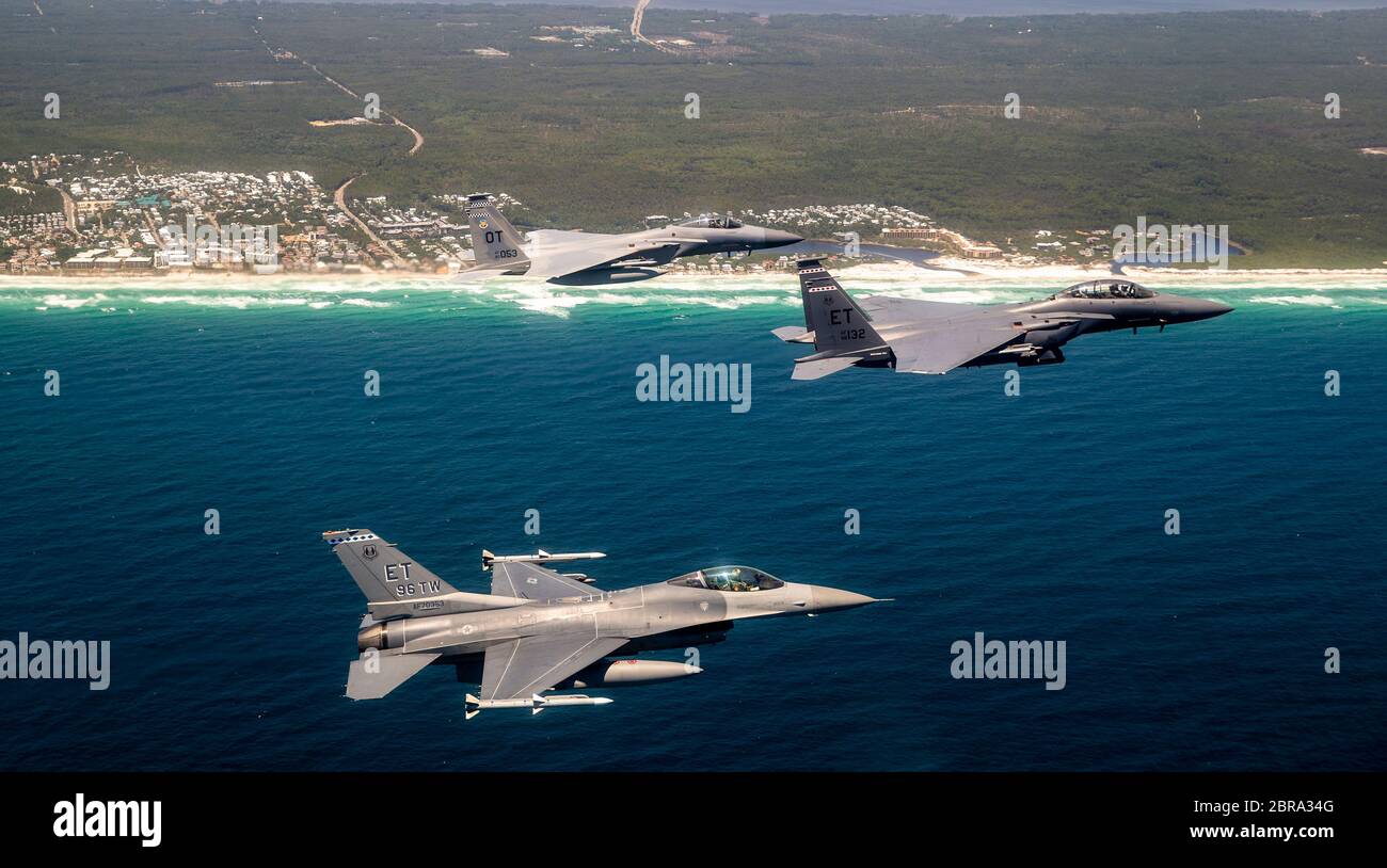 Il 14 maggio 2020, gli F-16 e gli F-15 del 40° Squadron di prova di volo hanno stabilito la loro formazione prima del saluto agli operatori sanitari sulla Costa Smeralda vicino alla base dell'aeronautica di Eglin, Florida. I jet hanno superato 6 diverse posizioni a sostegno di coloro che sono in prima linea nella lotta contro Covid-19. (Foto Air Force di Tech. SGT. John Raven) Foto Stock