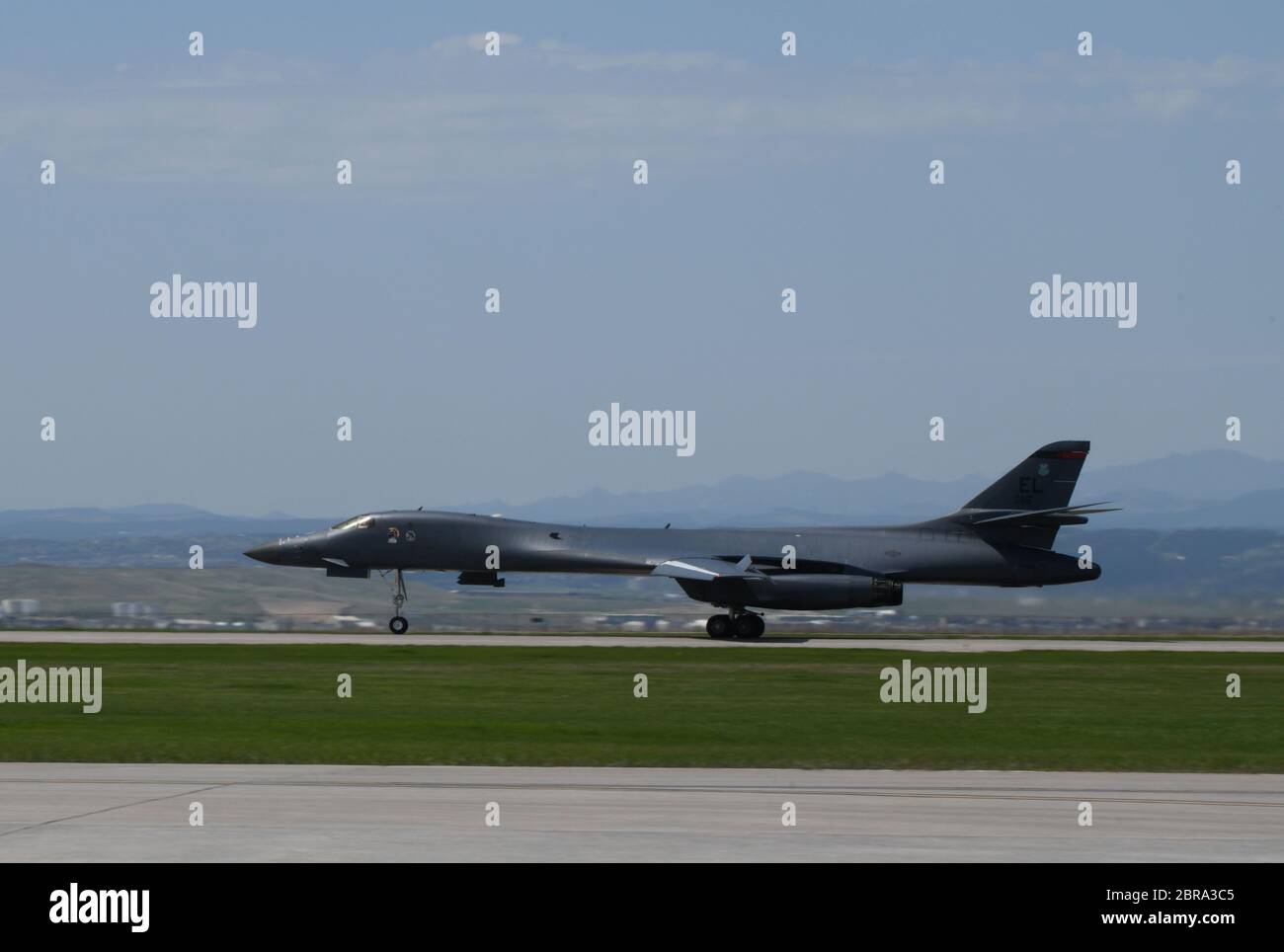 Un 34esimo Bomb Squadron B-1B Lancer taxi giù la pista dopo l'atterraggio sulla base dell'aeronautica di Ellsworth, S.D., 20 maggio 2020. Ciò ha seguito il completamento di una missione a lungo raggio e di lunga durata della forza di attività del Bomber nell'area di responsabilità del comando europeo degli Stati Uniti. Le missioni BTF offrono opportunità di lavorare e allenarsi con gli alleati e i partner statunitensi, rafforzando le capacità familiarizzando l'equipaggio con le basi aeree e le operazioni in diverse parti del mondo. (STATI UNITI Air Force foto di Airman prima Classe Christina Bennett) Foto Stock