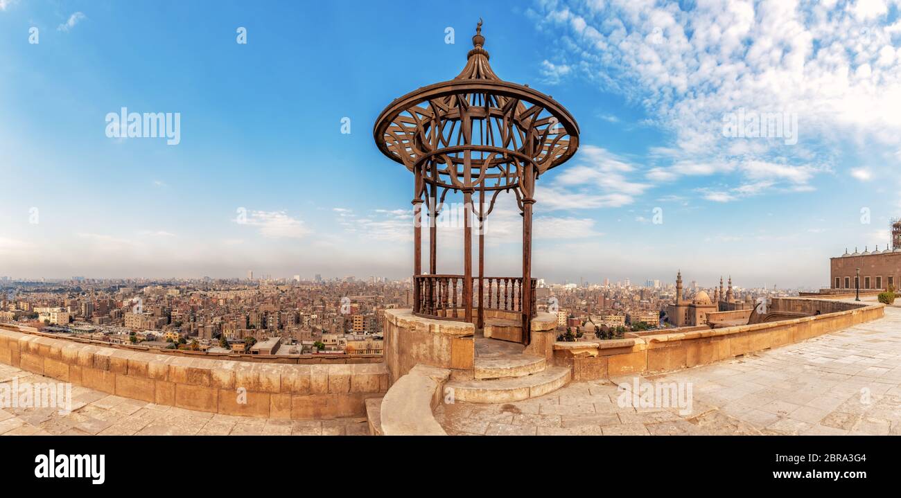 Vecchio padiglione forgiato nel panorama del Cairo, la vista della Cittadella. Foto Stock