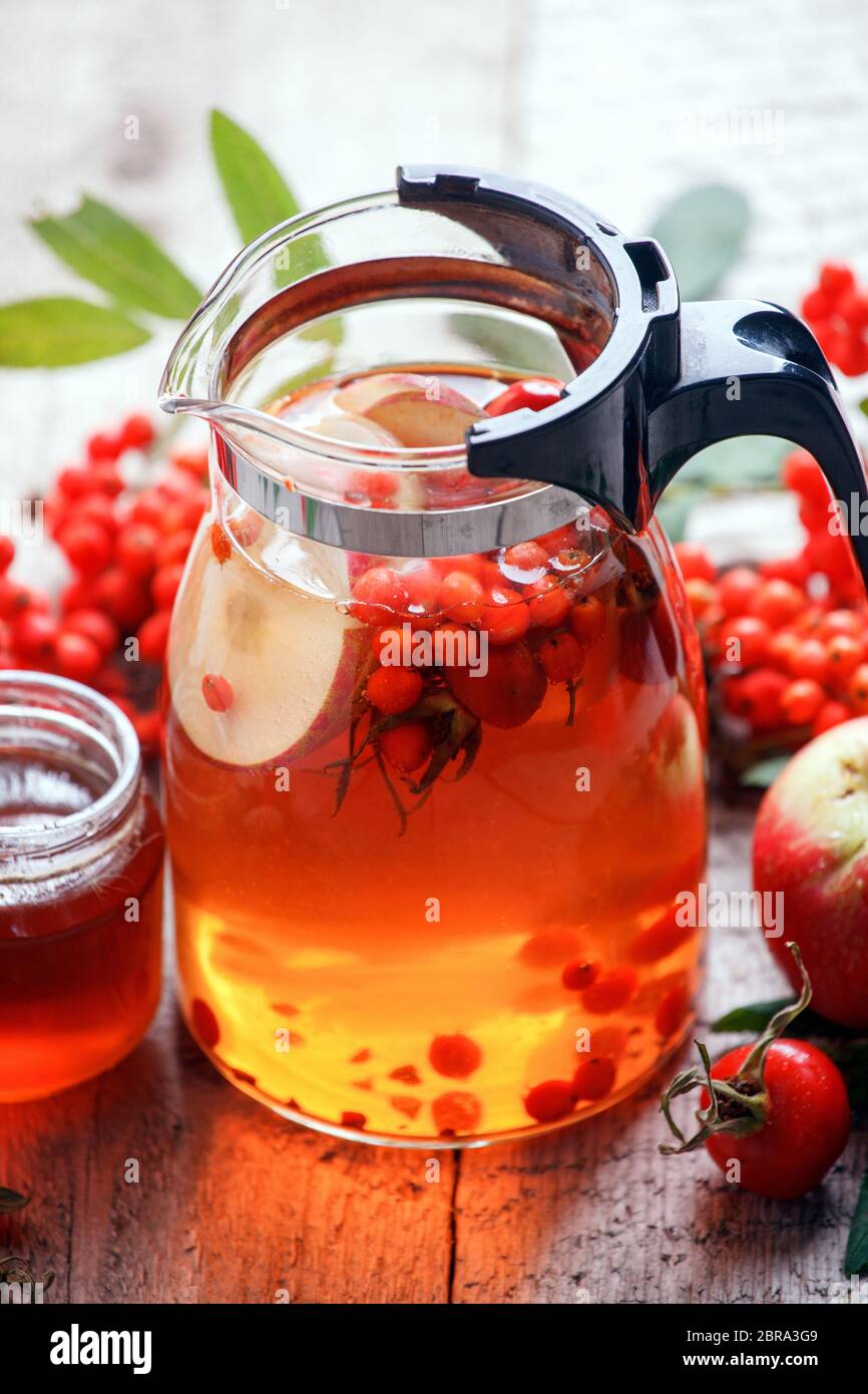 Cibo sano immunomotazione selezione. Sollievo dal rimedio contro il raffreddore e l'influenza. Alto in antiossidanti, minerali e vitamine. Tè caldo con frutti di bosco e frutta, inverno Foto Stock