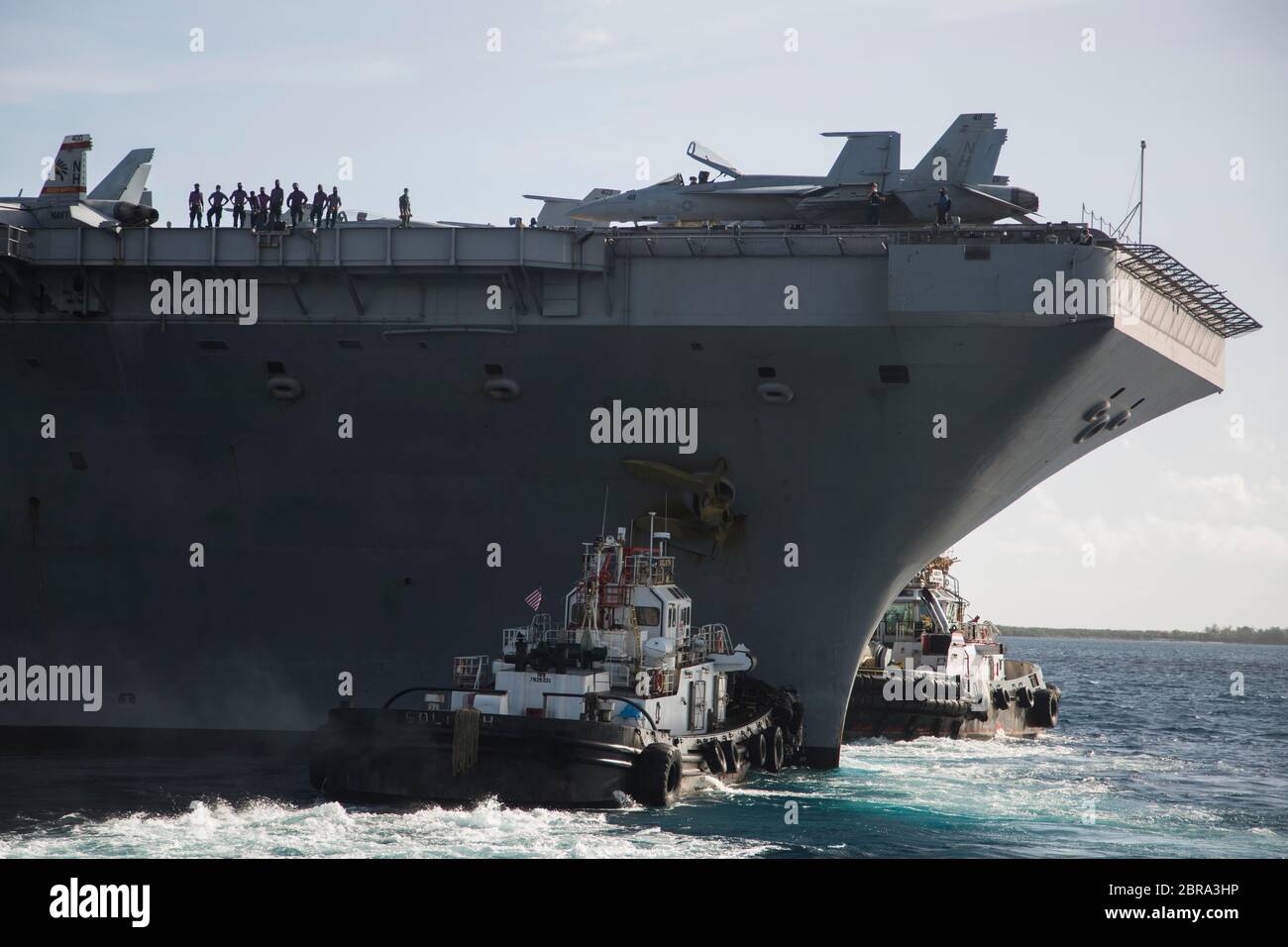 BASE NAVALE GUAM (21 maggio 2020) la portaerei USS Theodore Roosevelt (CVN 71) parte dal porto di Apra a seguito di una visita estesa a Guam nel mezzo della pandemia globale COVID-19. Theodore Roosevelt sta conducendo le qualifiche del vettore durante un dispiegamento nell'Indo-Pacifico. (STATI UNITI Corpo marino foto di staff Sgt. Jordan E. Gilbert) Foto Stock