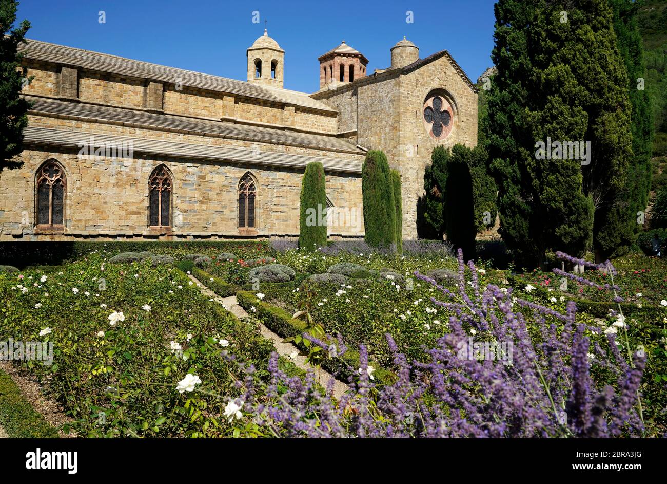 Chiesa e giardino di Fontfroide Abbazia un ex monastero cistercense vicino Narbonne.Aude.Occitanie.France Foto Stock