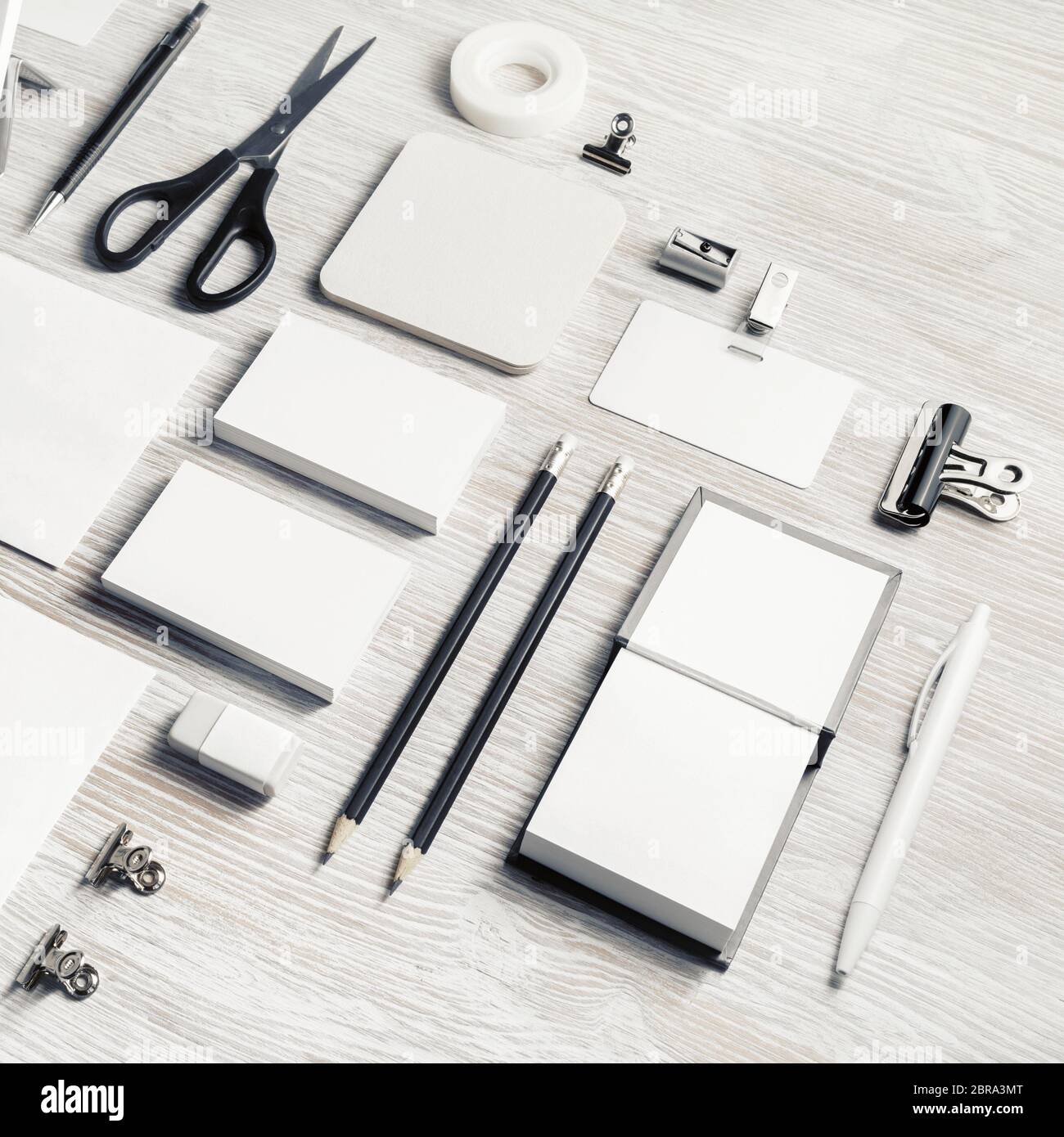 Blank stationery mock up su luce sullo sfondo di legno. Foto Stock