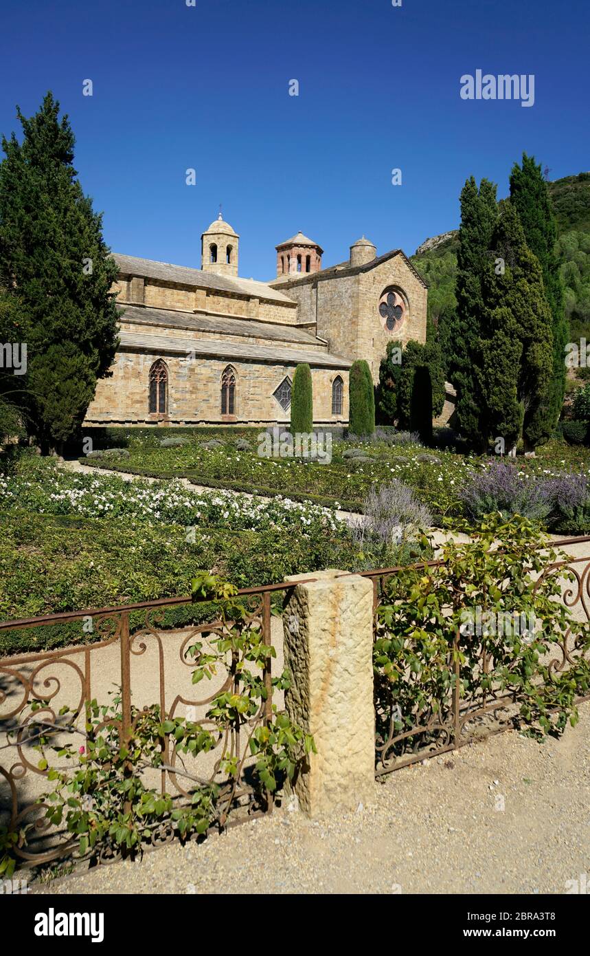 Chiesa e giardino di Fontfroide Abbazia un ex monastero cistercense vicino Narbonne.Aude.Occitanie.France Foto Stock