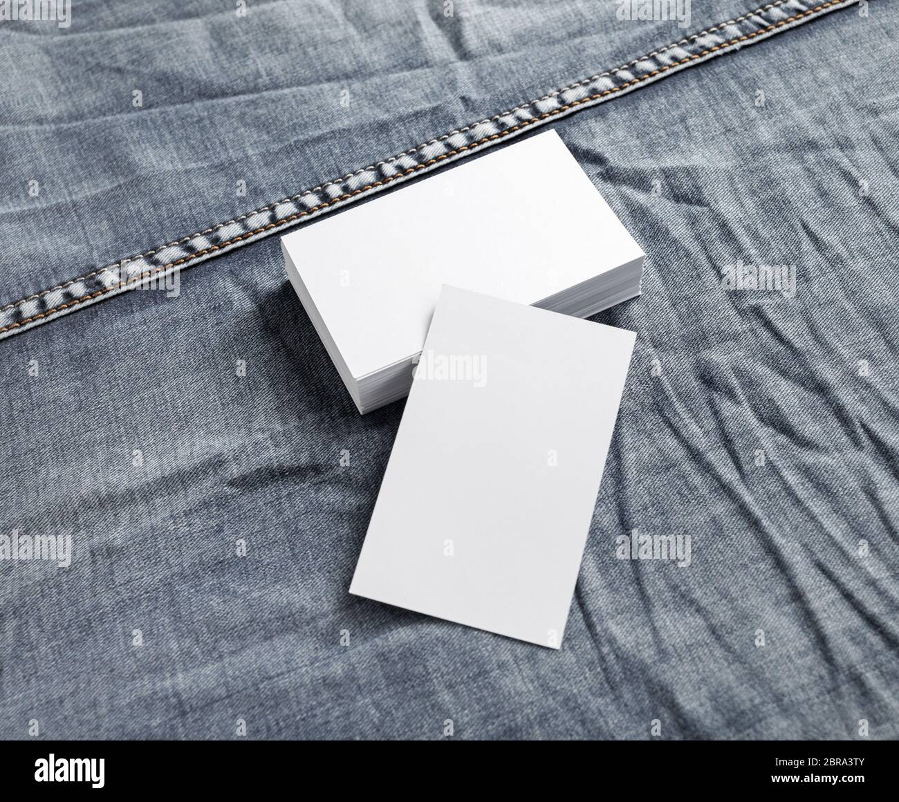 Vuoto nome bianco carte sul background del denim. ID mock up. Foto Stock