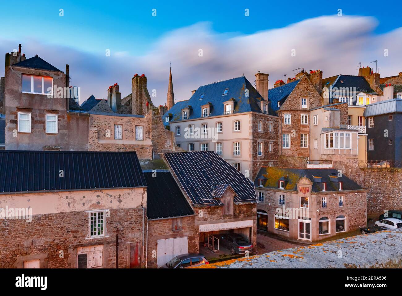Vista notturna della bellissima città fortificata Intra-Muros a Saint-Malo, conosciuta anche come città corsaire, Bretagna, Francia Foto Stock