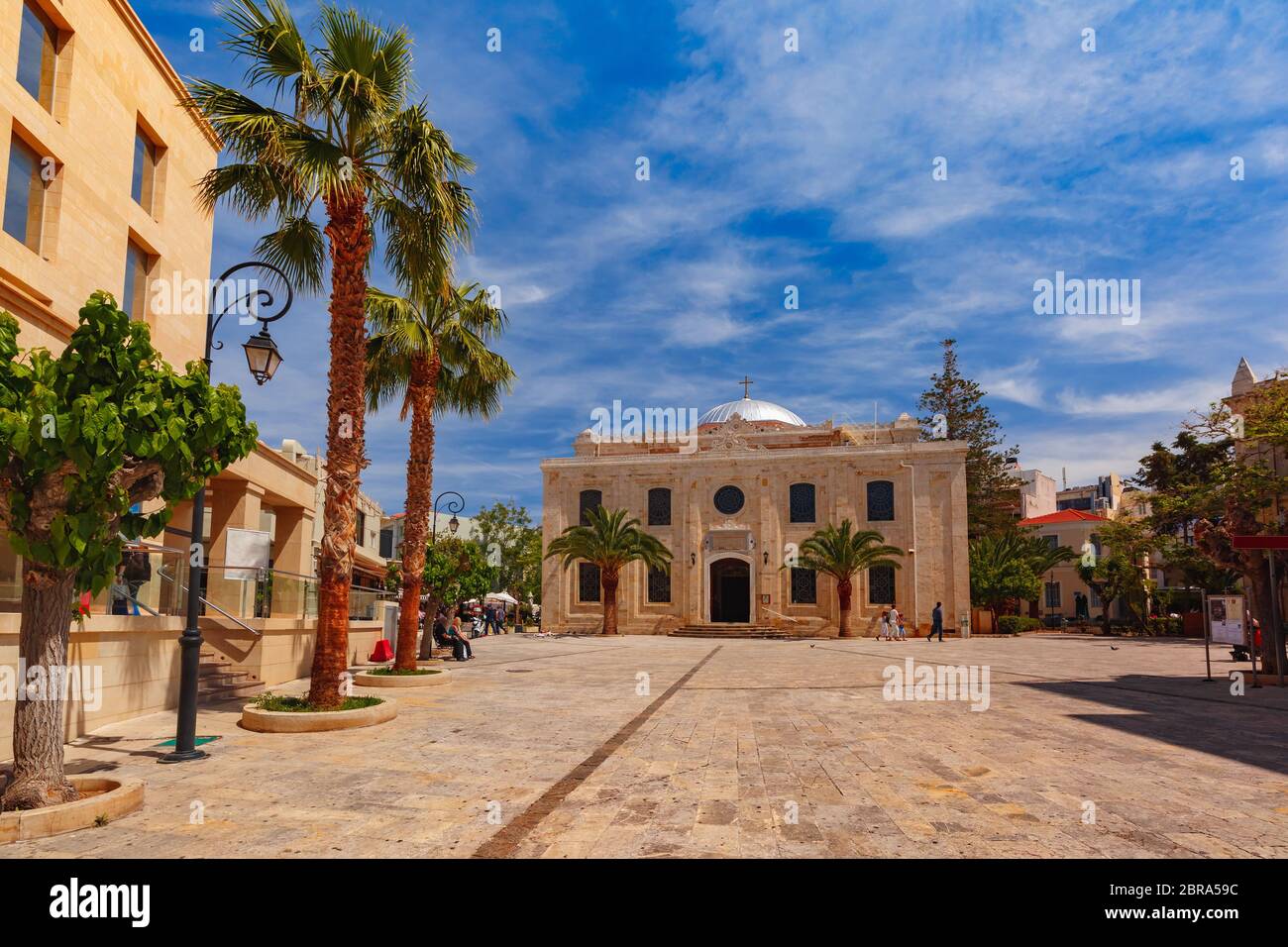 La città medievale con la Basilica di San Tito, il Santo Patrono di creta durante il medioevo, nella mattina di sole, Heraklion, Creta, Grecia Foto Stock