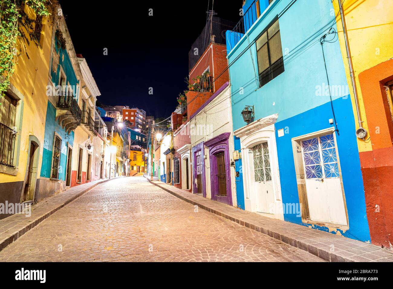 Una strada colorata nella città di Guanajuato, Messico. Foto Stock
