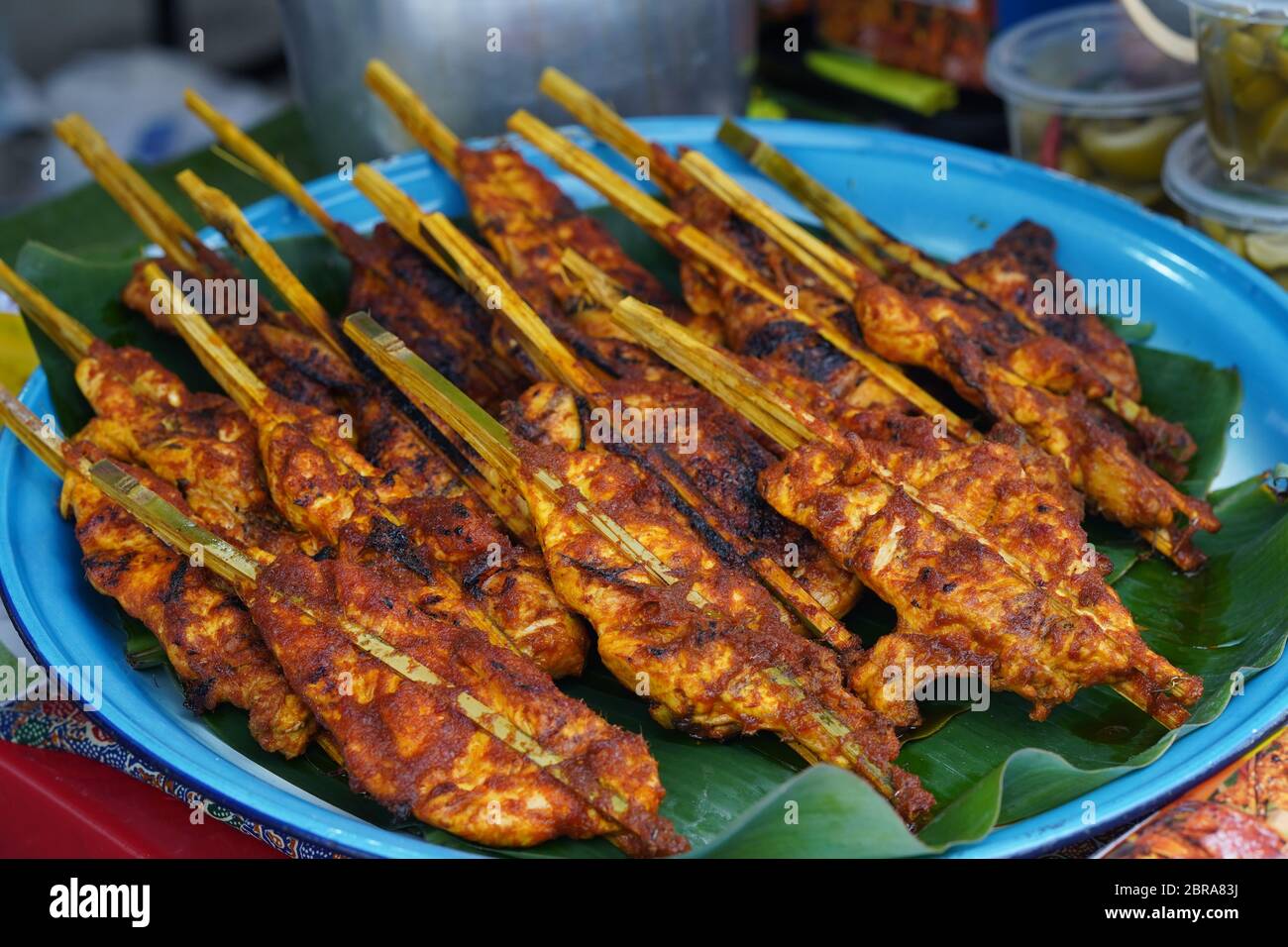 Malese piatti tradizionali, famose grigliate di Pollo speziato Ayam Percik vendita nel bazaar durante il mese sacro del Ramadan. Foto Stock