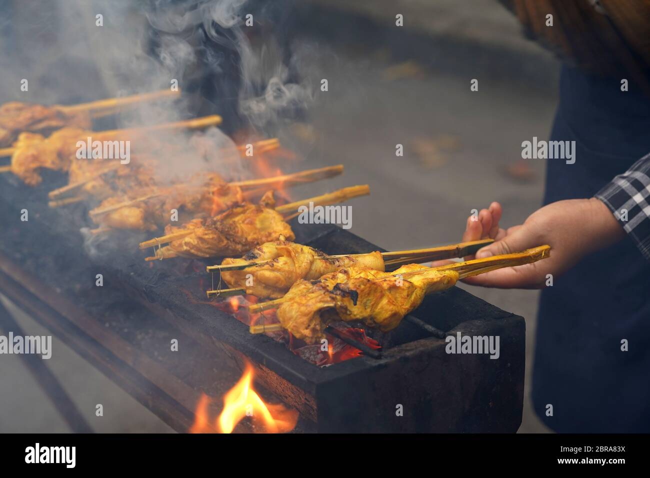 Malese piatti tradizionali, famose grigliate di Pollo speziato Ayam Percik vendita nel bazaar durante il mese sacro del Ramadan. Foto Stock