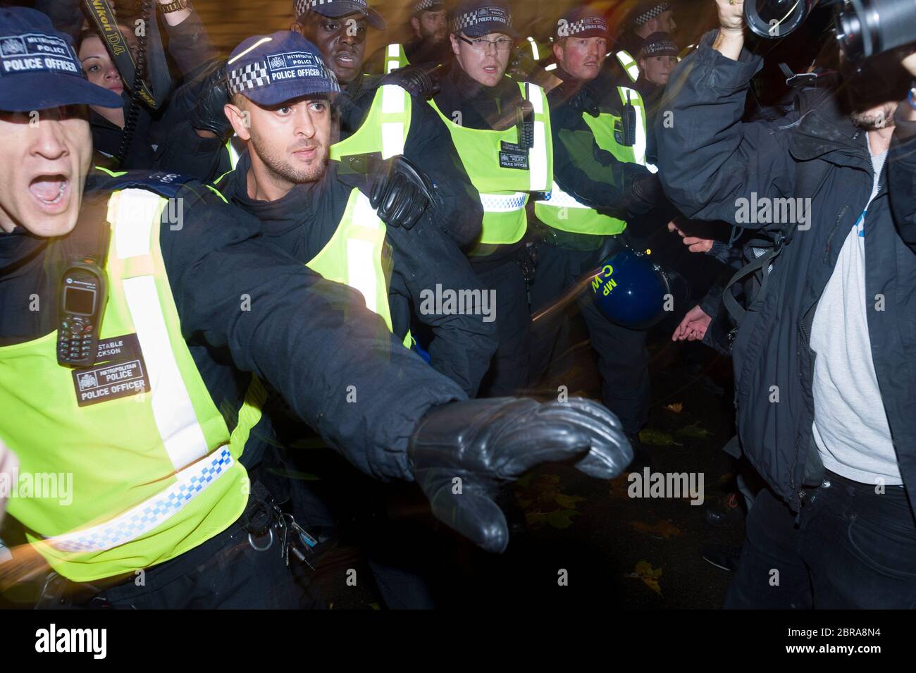 La "marcia della maschera del lionio" vede le proteste indossare V per le maschere di Guy Fawkes stile vendetta e dimostra contro l'austerità, la violazione dei RI civili Foto Stock