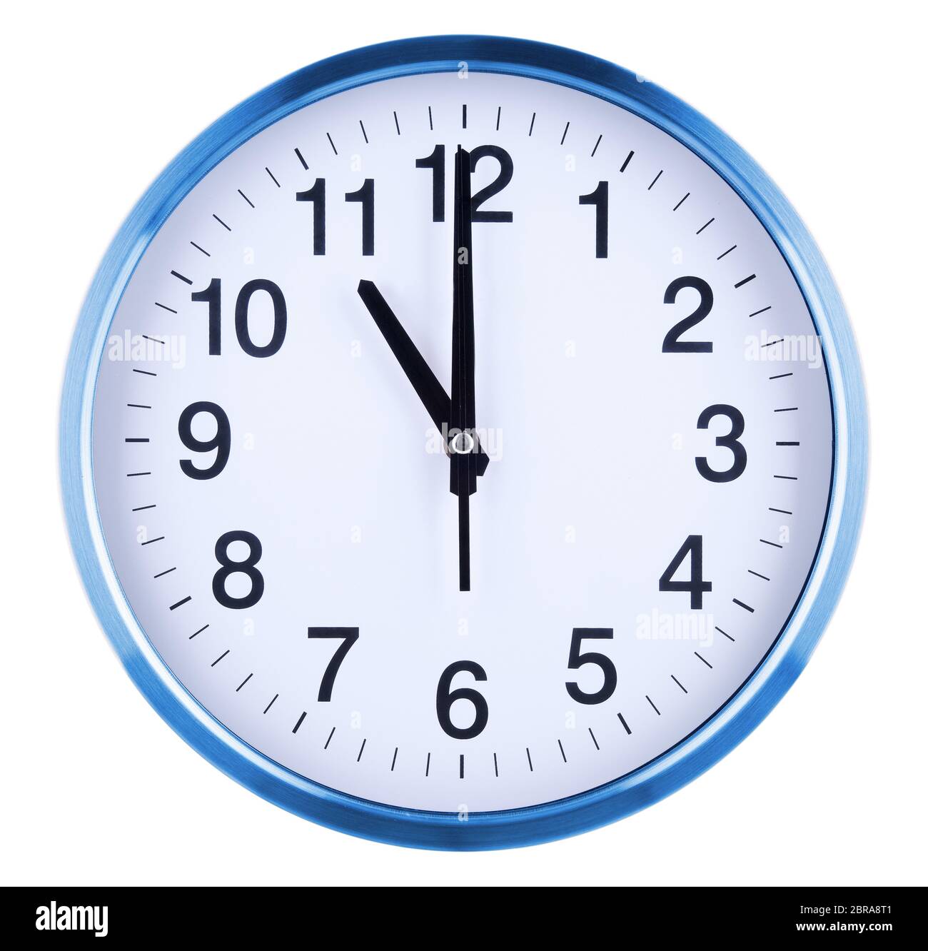 Orologio da parete isolato su sfondo bianco. Undici oclock. Foto Stock