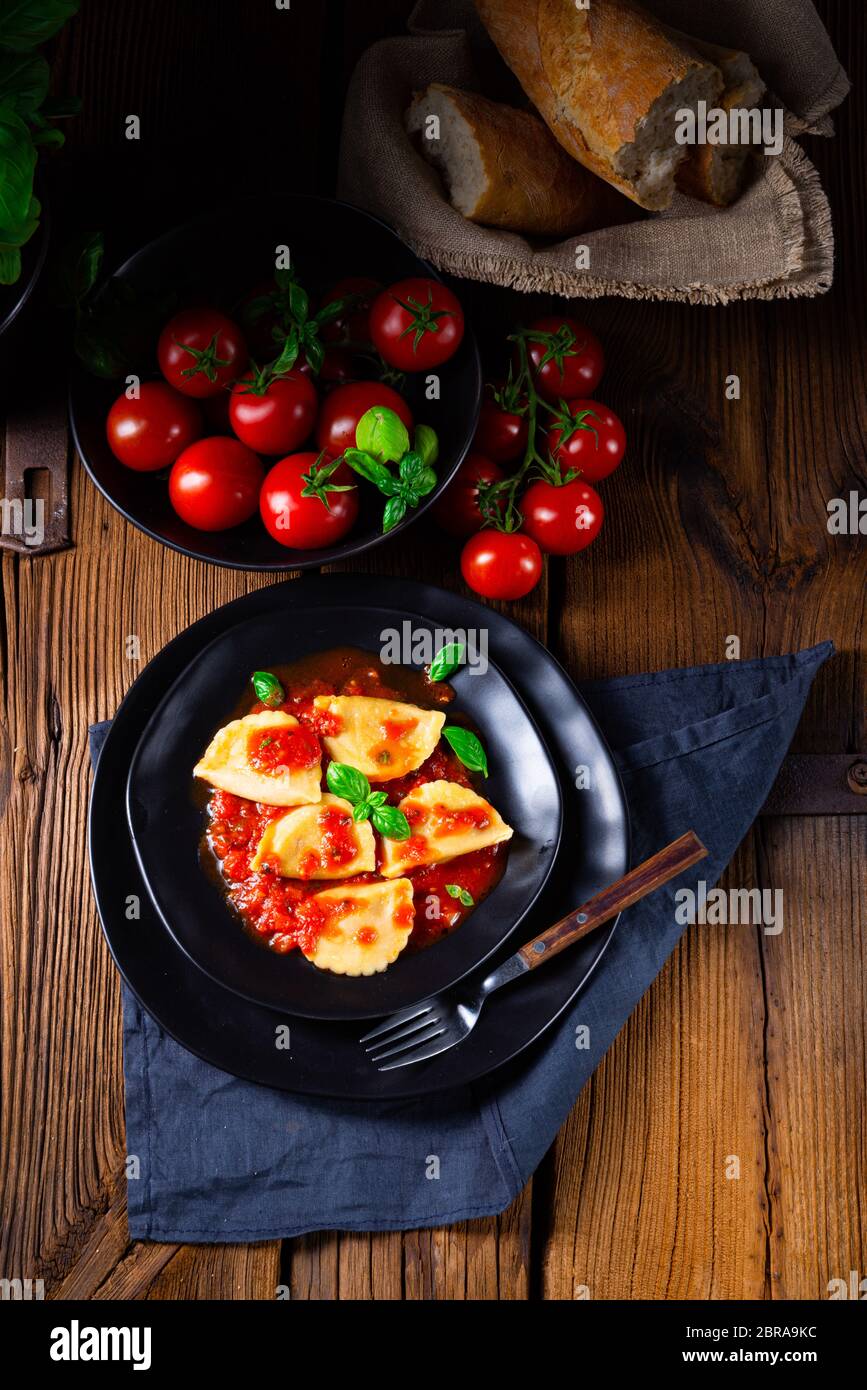 ravioli alla genovese con salsa di pomodoro al basilico Foto Stock