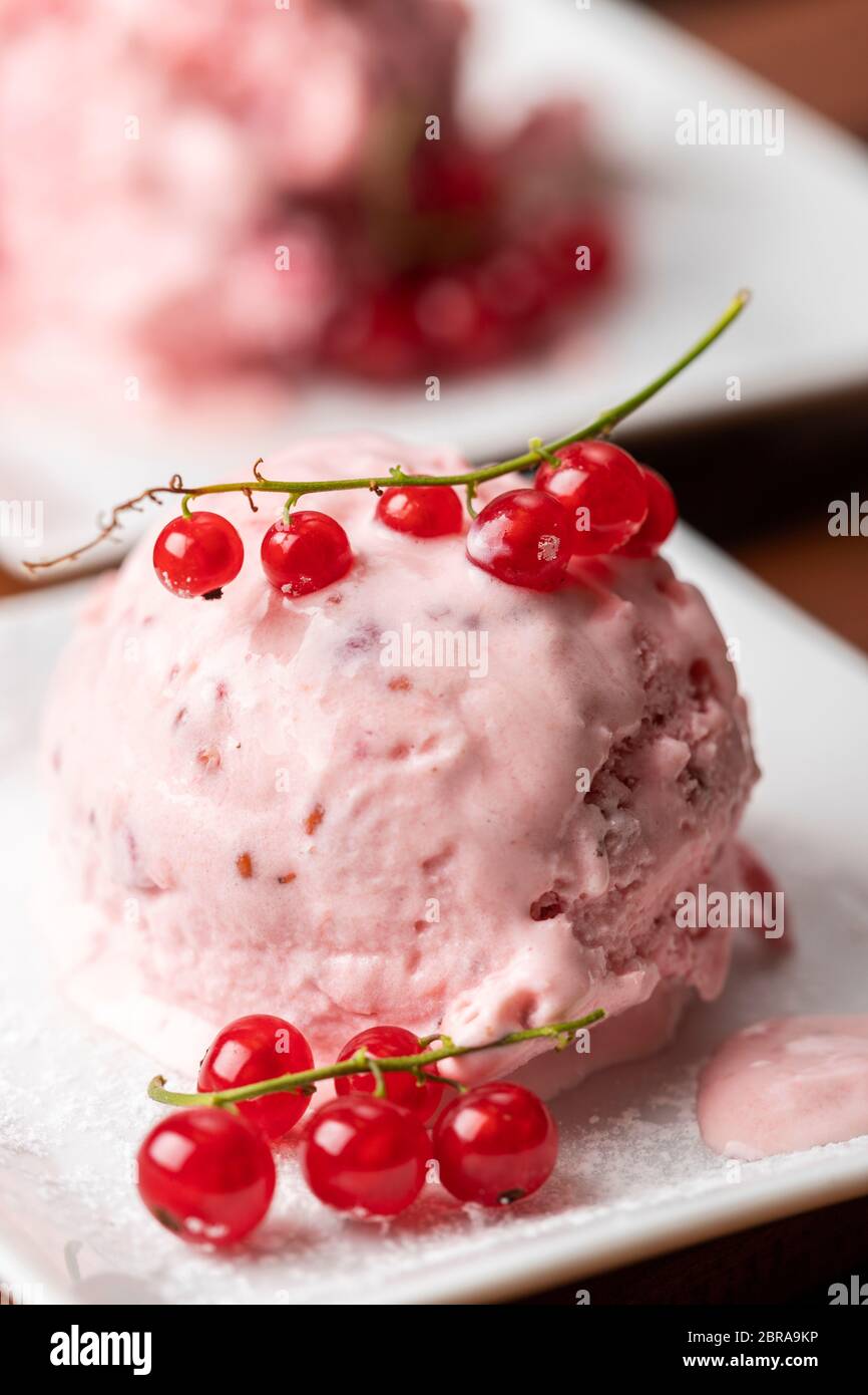 Primo piano di ribes gelati su una piastra Foto Stock