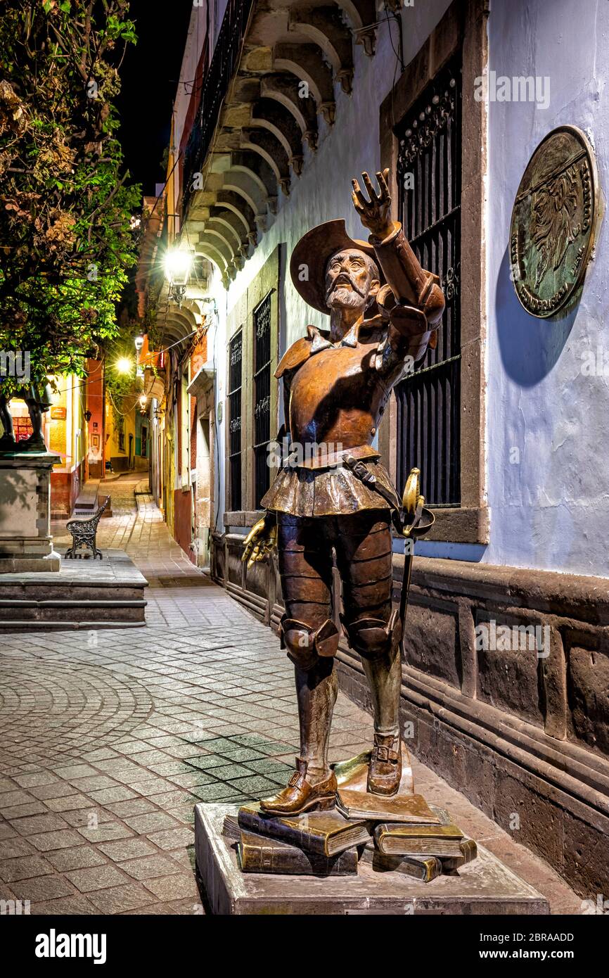 Scultura in bronzo "Don Quijote de la Mancha" di Victor Gutierrez fuori dal Museo Iconografico de Quijote a Guanajuato, Messico. Foto Stock