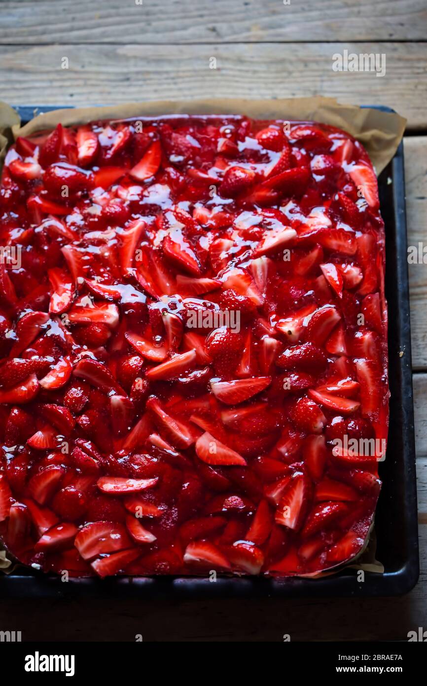 Pan di Spagna con strato di yogurt, fragole e gelatina Foto Stock