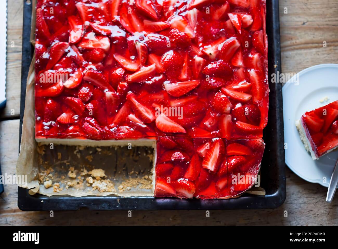 Pan di Spagna con strato di yogurt, fragole e gelatina Foto Stock
