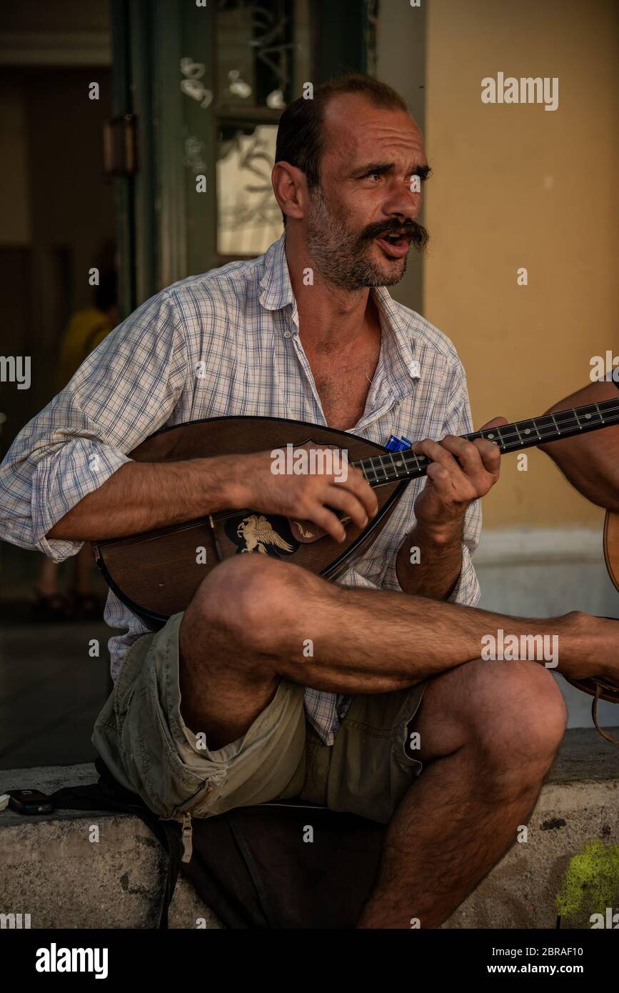I musicisti di strada suonano strumenti greci tradizionali ad Atene. Foto Stock