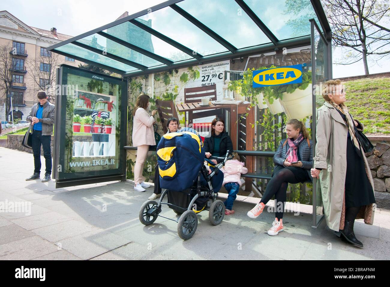 Un annuncio di rifugio per IKEA che include un intelligente caso 3D che  contiene forniture per il giardinaggio. A Vilnius, Lituania Foto stock -  Alamy