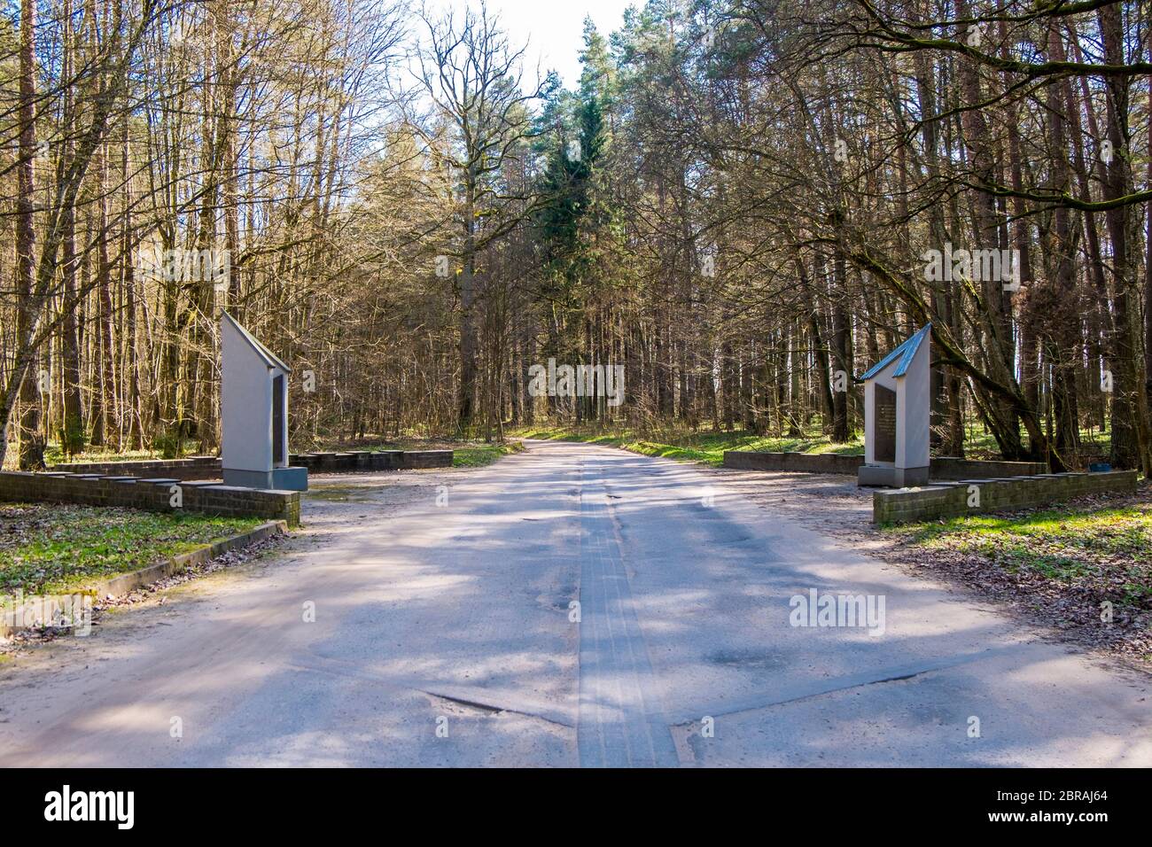 Le targhe informative su entrambi i lati della strada all'ingresso. All'esecuzione ebraica, tomba di massa e monumento commemorativo nei boschi di Vidzgiris n Foto Stock