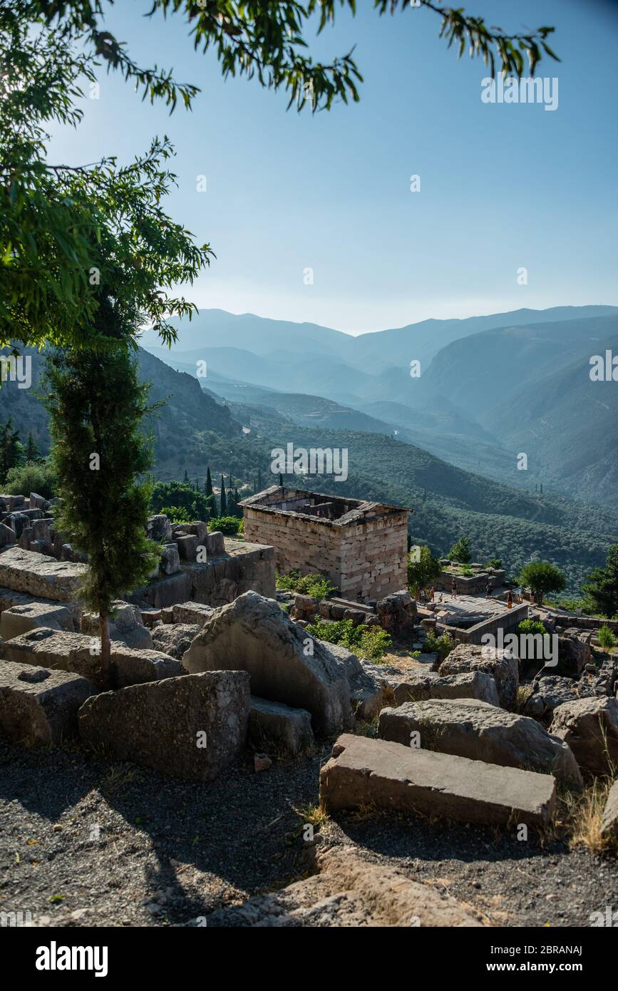 Rovine di Delfi in montagna Parnaso nella mattina presto Foto Stock