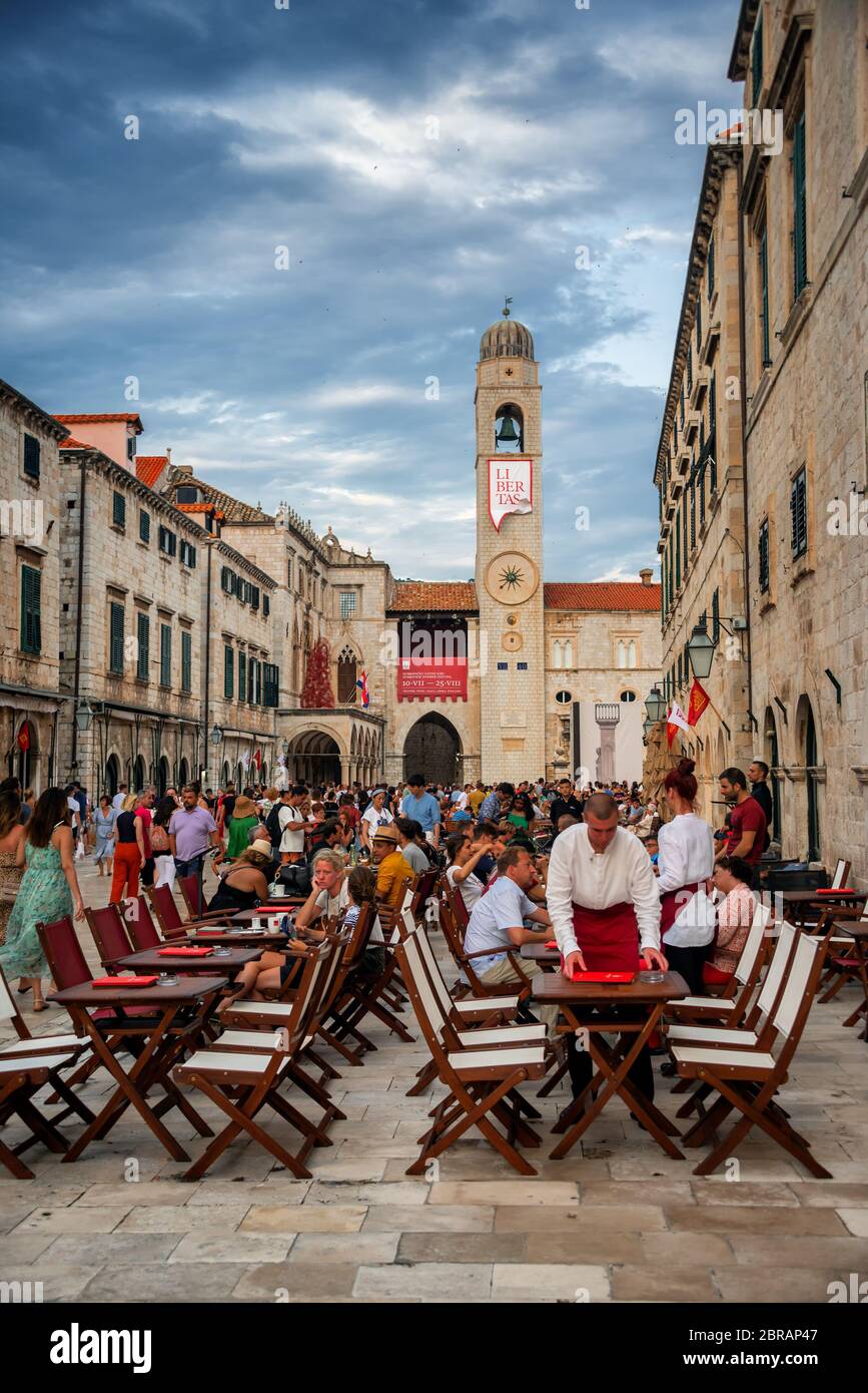 Persone al caffè di strada con lanterna illuminata di notte a Dubrovnik, Croazia Foto Stock