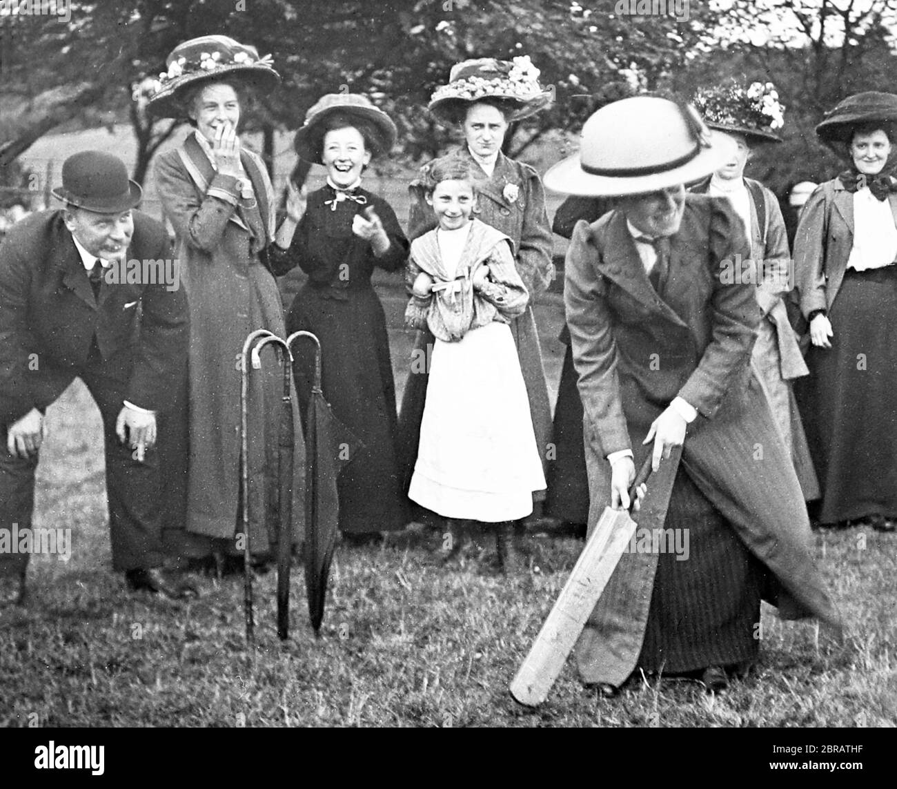 Lady che gioca a cricket, primi del 1900 Foto Stock