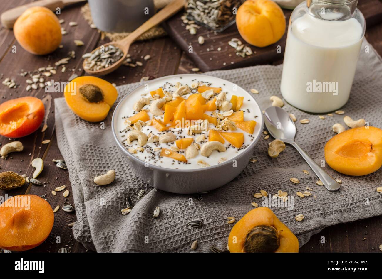 Albicocche domestico musli yogurt con il latte e croccante di dadi e sementi sane chia Foto Stock