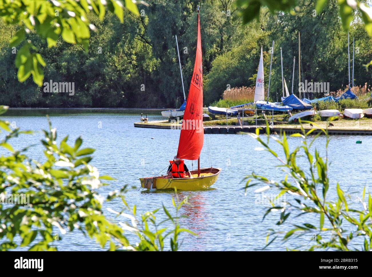 Londra, Regno Unito. 20 Maggio 2020. Un uomo che naviga su un gommone al lago Priory Country Park seguendo la facilità delle restrizioni sulle forme di esercizio durante il COVID 19 Lockdown come temperature ha colpito 27 gradi C, il giorno più caldo dell'anno nel Regno Unito. Credit: SOPA Images Limited/Alamy Live News Foto Stock