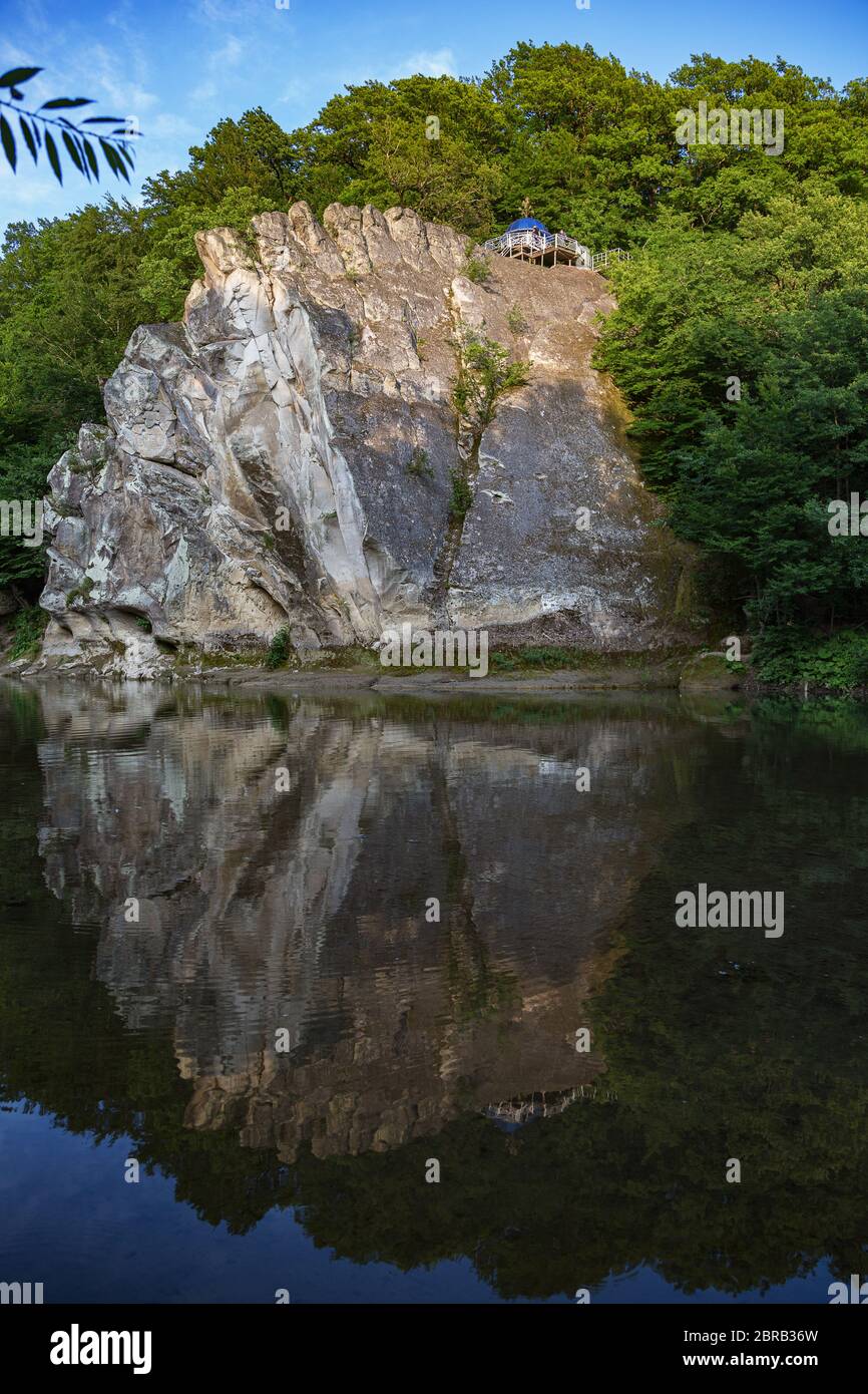 Splendido sfondo avventuroso. Splendida vista nella regione di Krasnodar, Russia. Alberi e montani sul lato. Messa a fuoco morbida. Foto Stock
