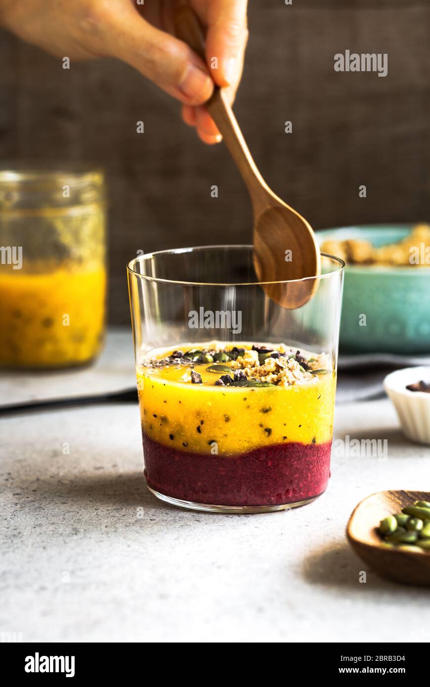 Mango,frutto della passione con mix Frullato di frutti di bosco con Chia,pennini di cacao e i semi di zucca topping Foto Stock