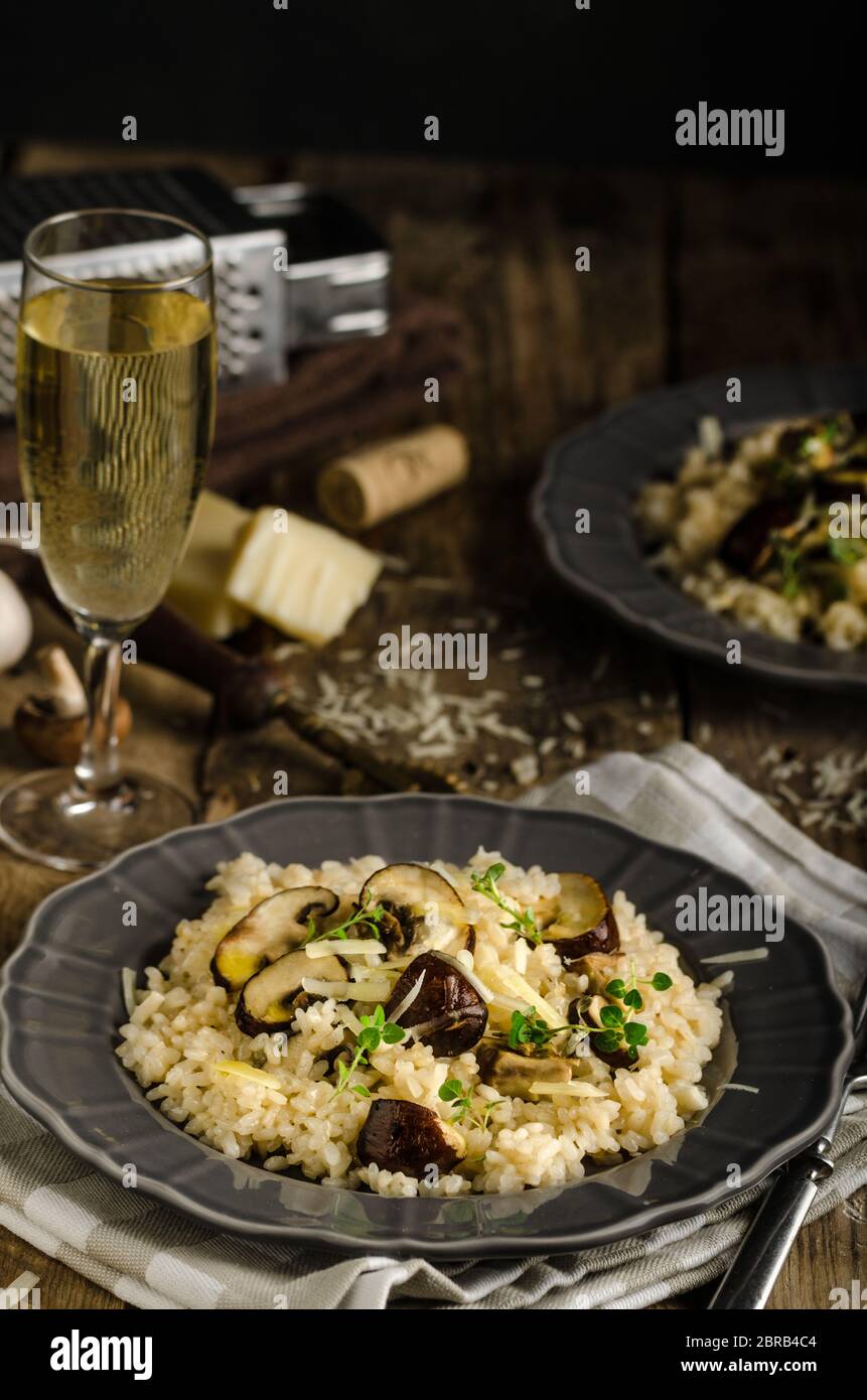 Italiano originale risotto con funghi e formaggio parmigiano Foto Stock