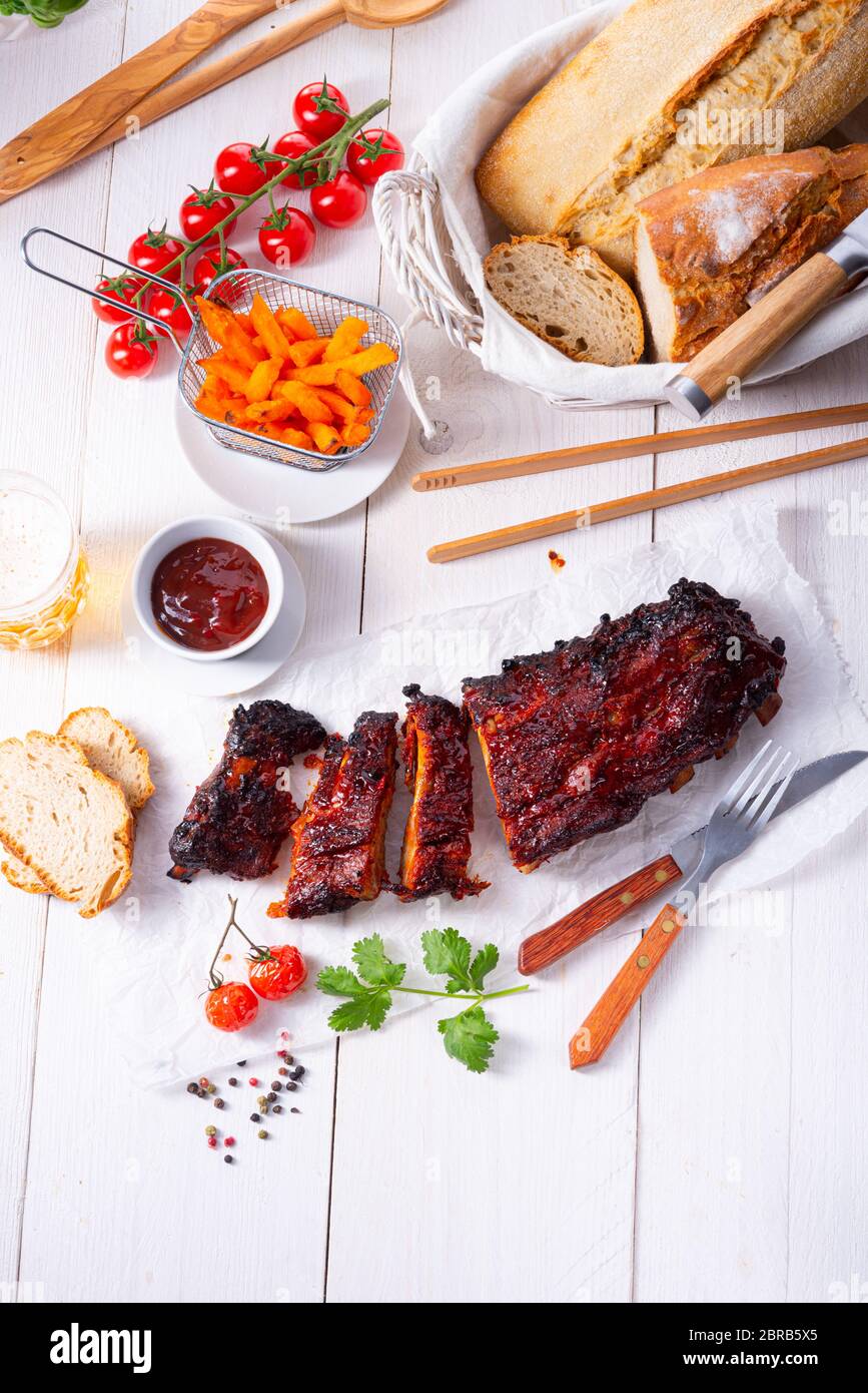 Barbeque costolette da una griglia a carbone Foto Stock
