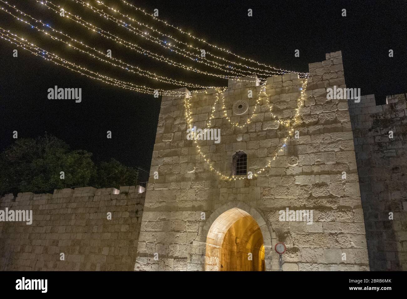 Decorazioni Ramadan alla porta di Erode anche Bab el Zahra o Shaar ha Prachim porta (ebraico) o fiori porta nella parete nord della città vecchia di Gerusalemme est Israele Foto Stock