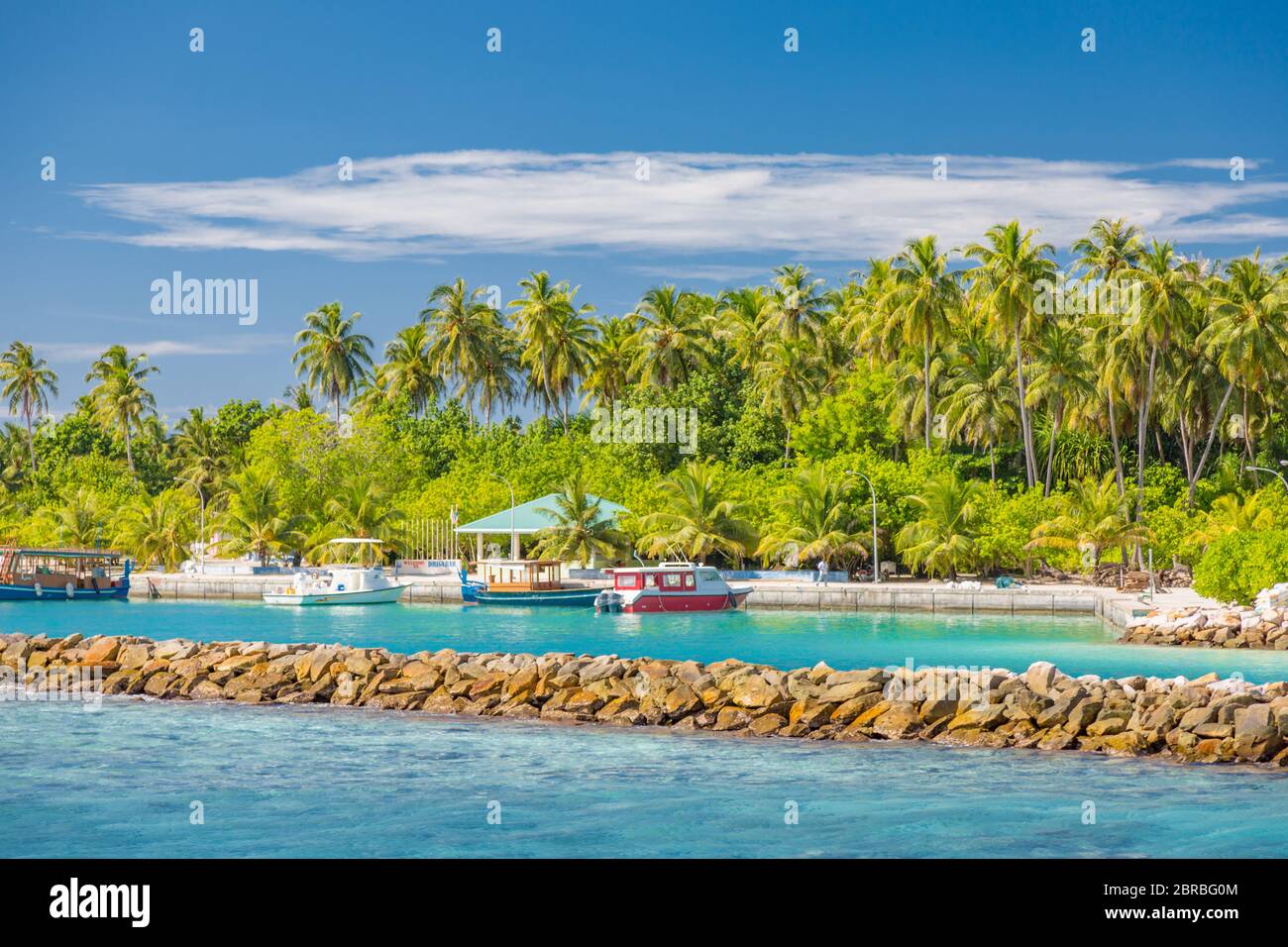 Isola di Dhigurah, Maldive. Dicembre 15. 2015: Maldive isola locale e porto con barche e carrelli commerciali. Porto tropicale Foto Stock