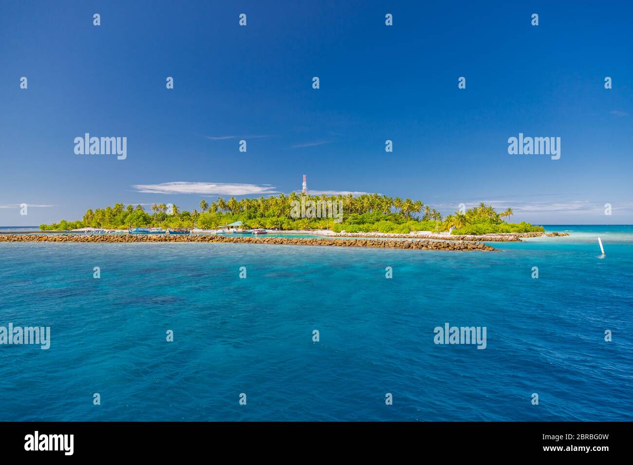 Isola di Dhigurah, Maldive. Dicembre 15. 2015: Maldive isola locale e porto con barche e carrelli commerciali. Porto tropicale Foto Stock