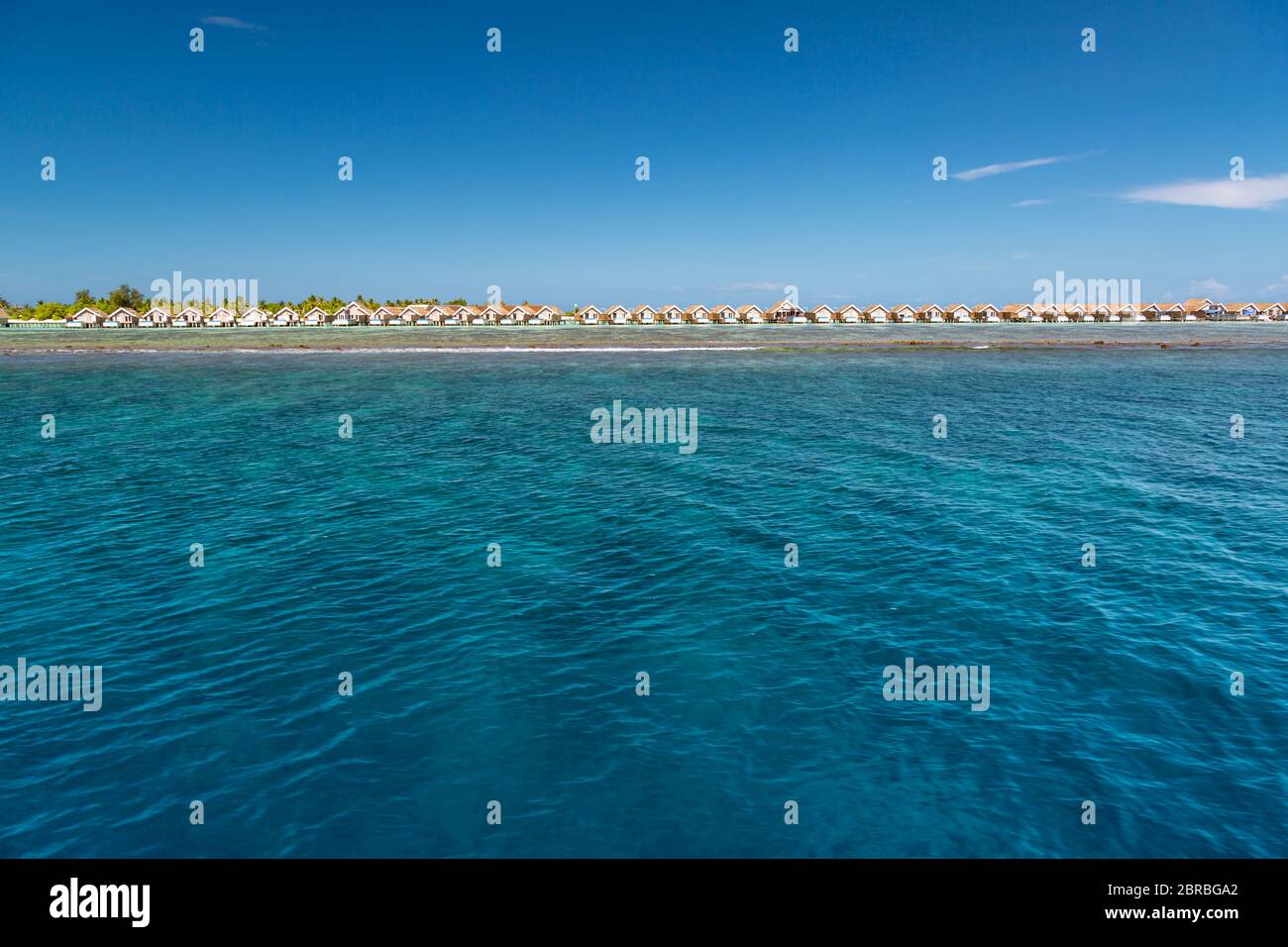 Isola di Dhigurah, Maldive. Dicembre 15. 2015: Maldive isola locale e porto con barche e carrelli commerciali. Porto tropicale Foto Stock