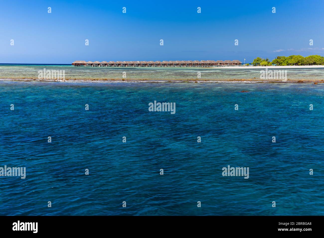 Isola di Dhigurah, Maldive. Dicembre 15. 2015: Maldive isola locale e porto con barche e carrelli commerciali. Porto tropicale Foto Stock