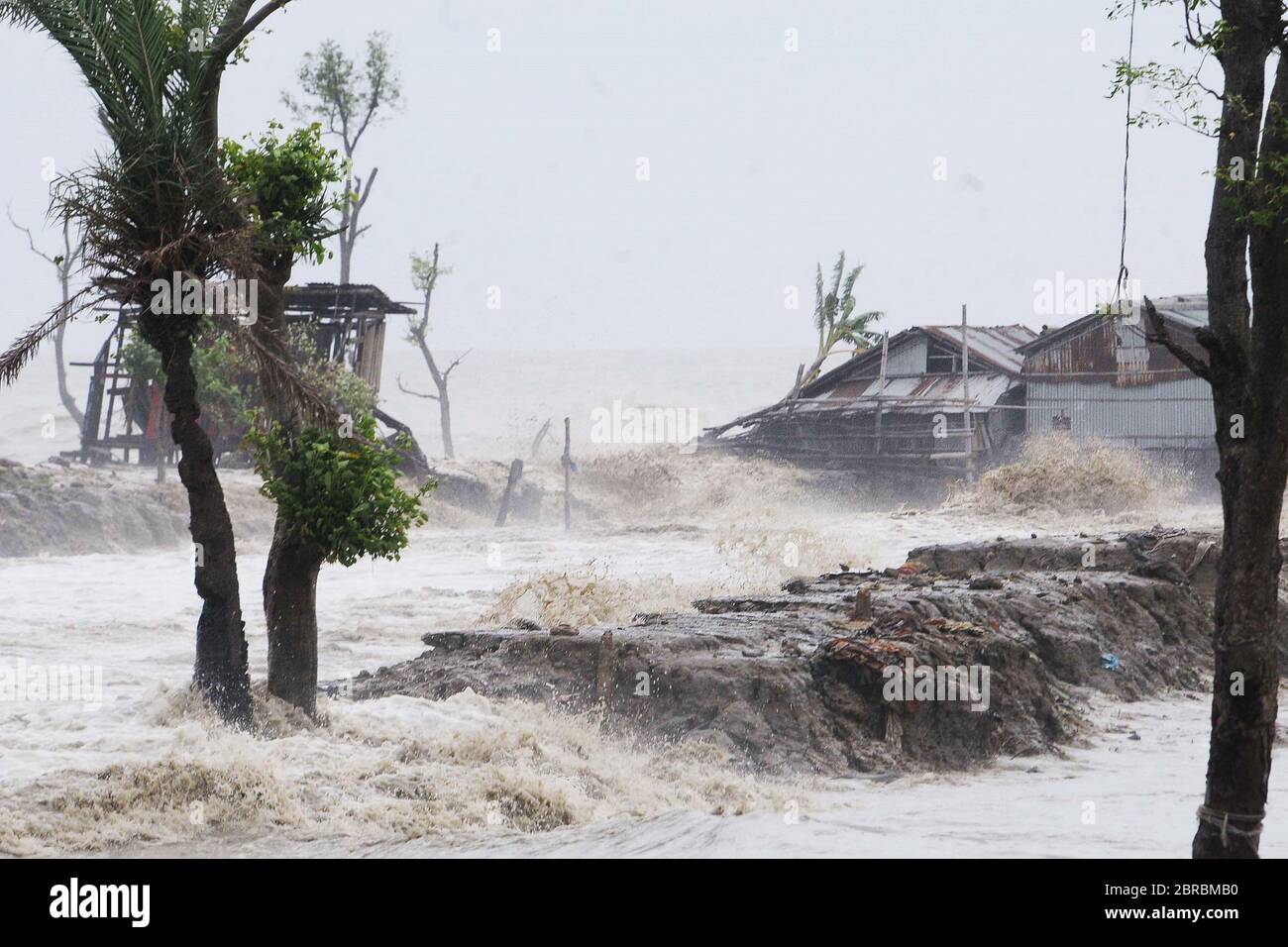 Pechino, Cina. 20 Maggio 2020. Foto scattata il 20 maggio 2020 mostra l'impatto del ciclone "Amphan" nel distretto di Bagerhat, Bangladesh. Il Bangladesh mercoledì ha innalzato il suo segnale di pericolo di tempesta al livello più alto di 10, come il ciclone 'Amphan' 'molto severo' formato nella baia del Bengala stava dirigendosi verso le sue coste. Credit: Sr/Xinhua/Alamy Live News Foto Stock