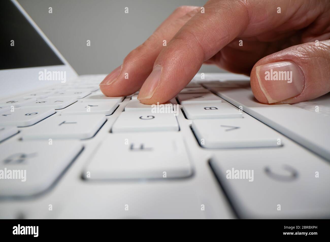 Utilizzando il computer portatile Foto Stock