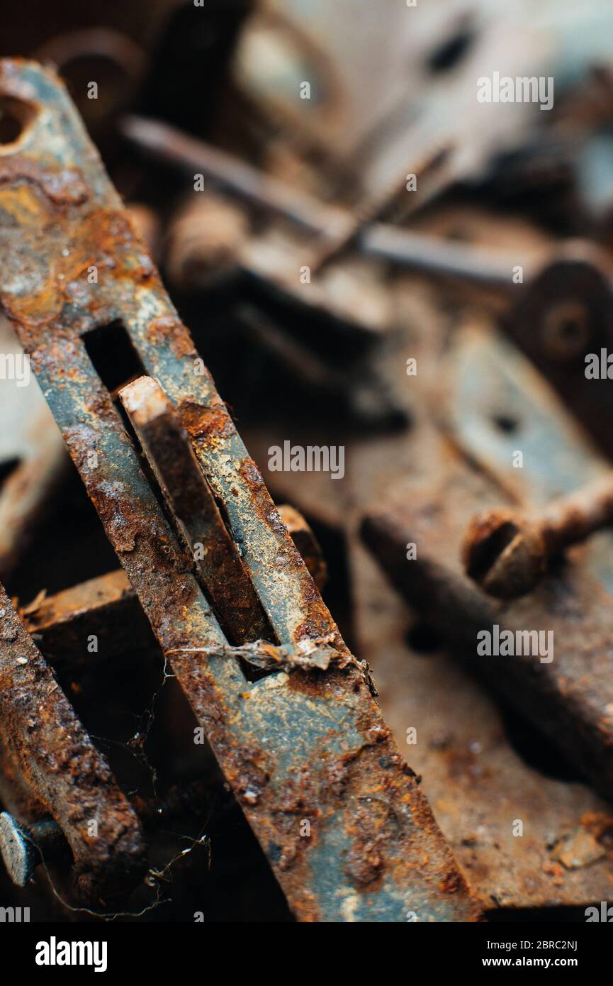 Rottami di metallo. Viti arrugginite, chiusure, tendina. Ruggine. Primo piano. Macro. Corrosione del metallo Foto Stock